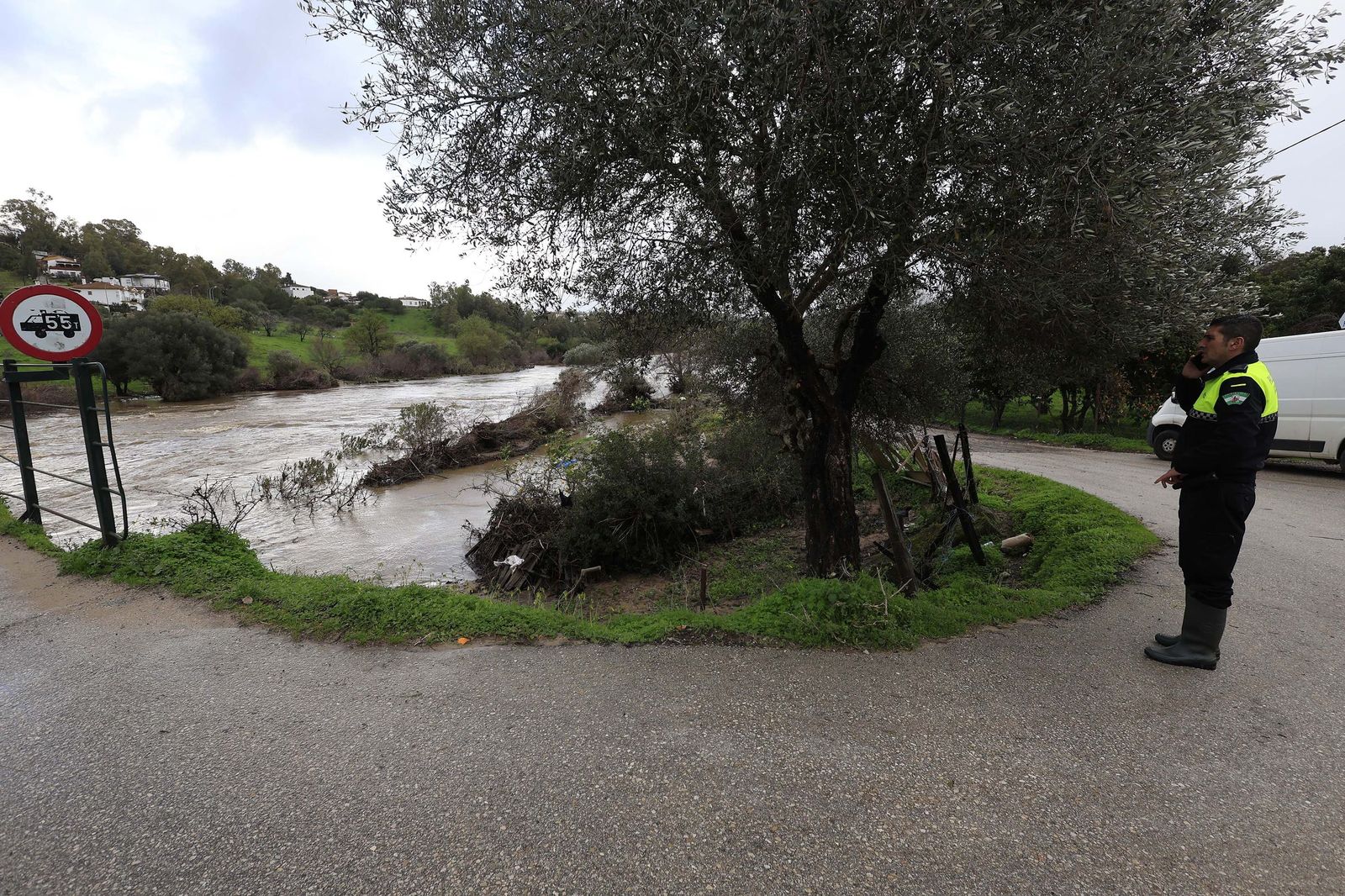 Jimena aguarda una madrugada en vilo ante la previsión de más lluvias por las borrascas Joseph y Kristin