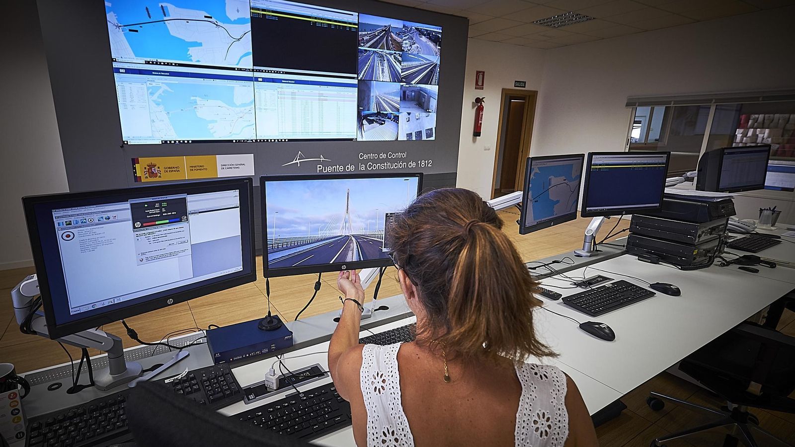 El centro de control del puente tiene un retén de guardia las 24 horas del día 365 días al año.