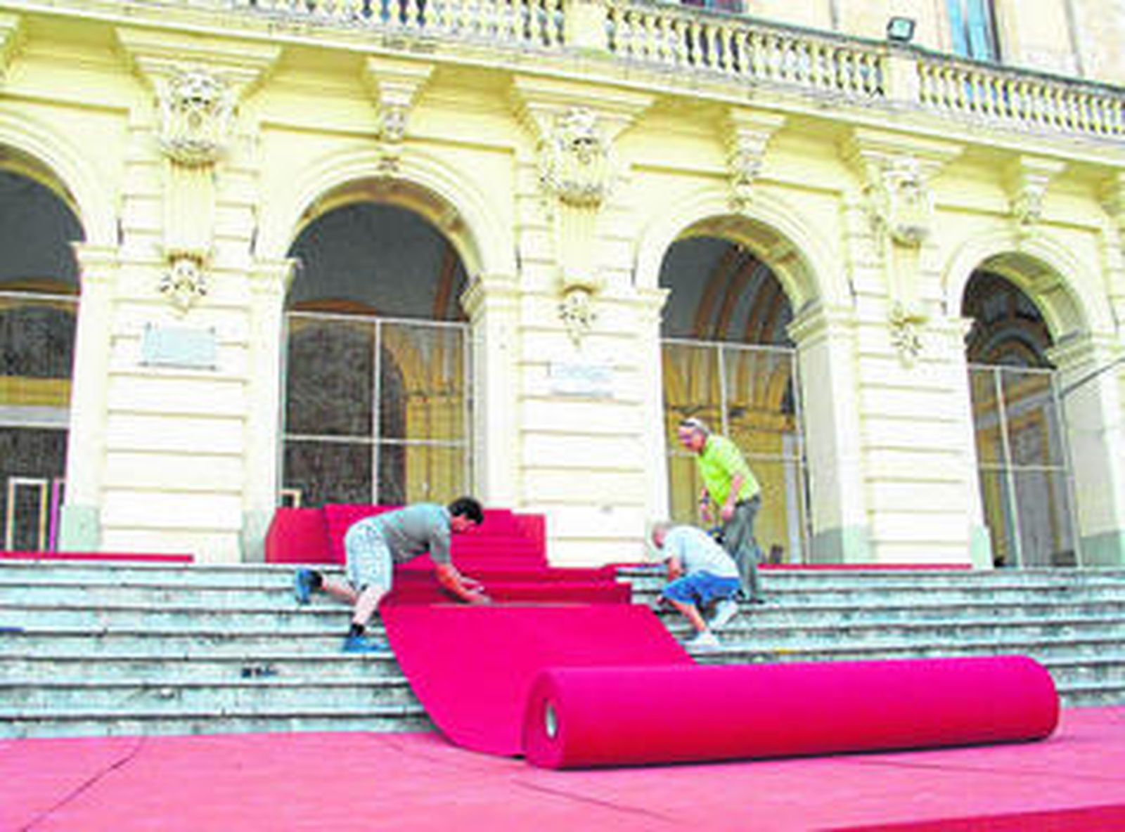 Operarios trabajan en el exorno del atrio del Ayuntamiento para la proclamación de la salinera mayor.