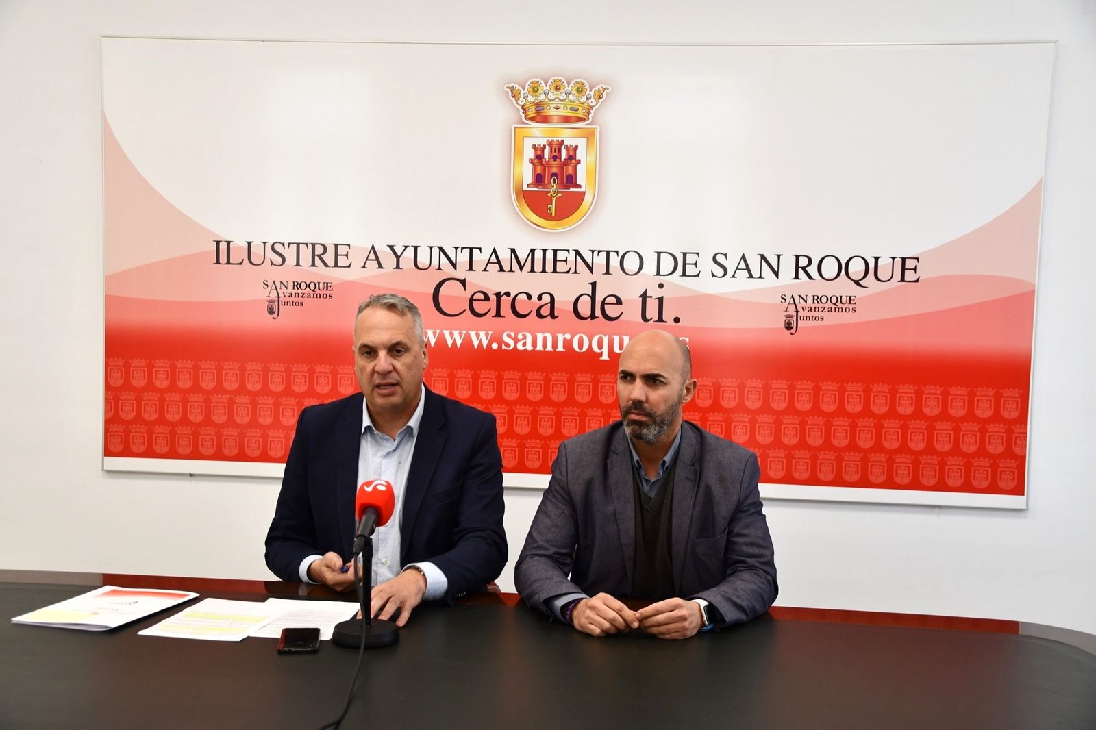 El alcalde de San Roque, Juan Carlos Ruiz Boix, junto al concejal Juan Manuel Ordóñez.