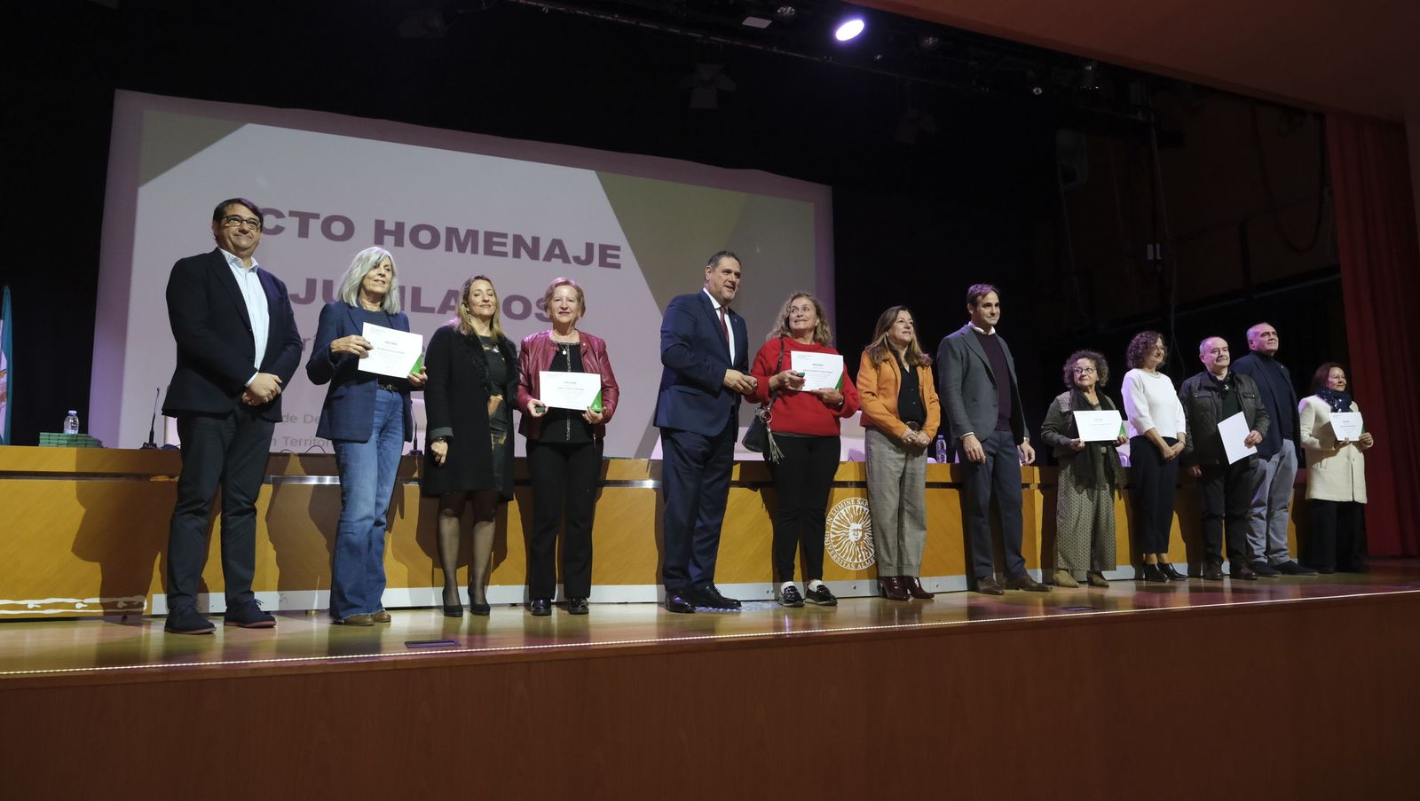 Los maestros docentes jubilados reciben su homenaje en la paraninfo de la UAL