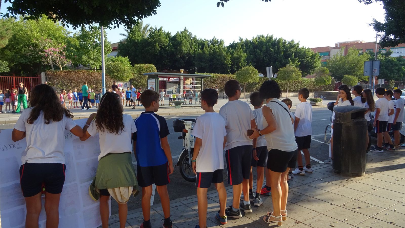 Alumnos y profesores integraron una cadena humana en Nueva Andalucía