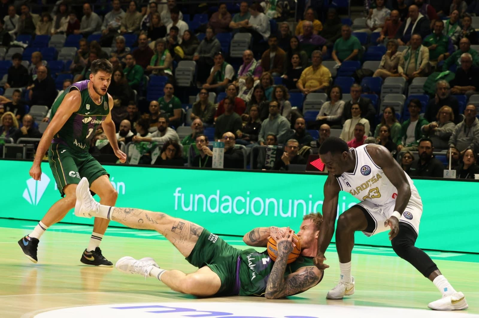 Balcerowski pelea un balón con todo en el Unicaja-Karditsa