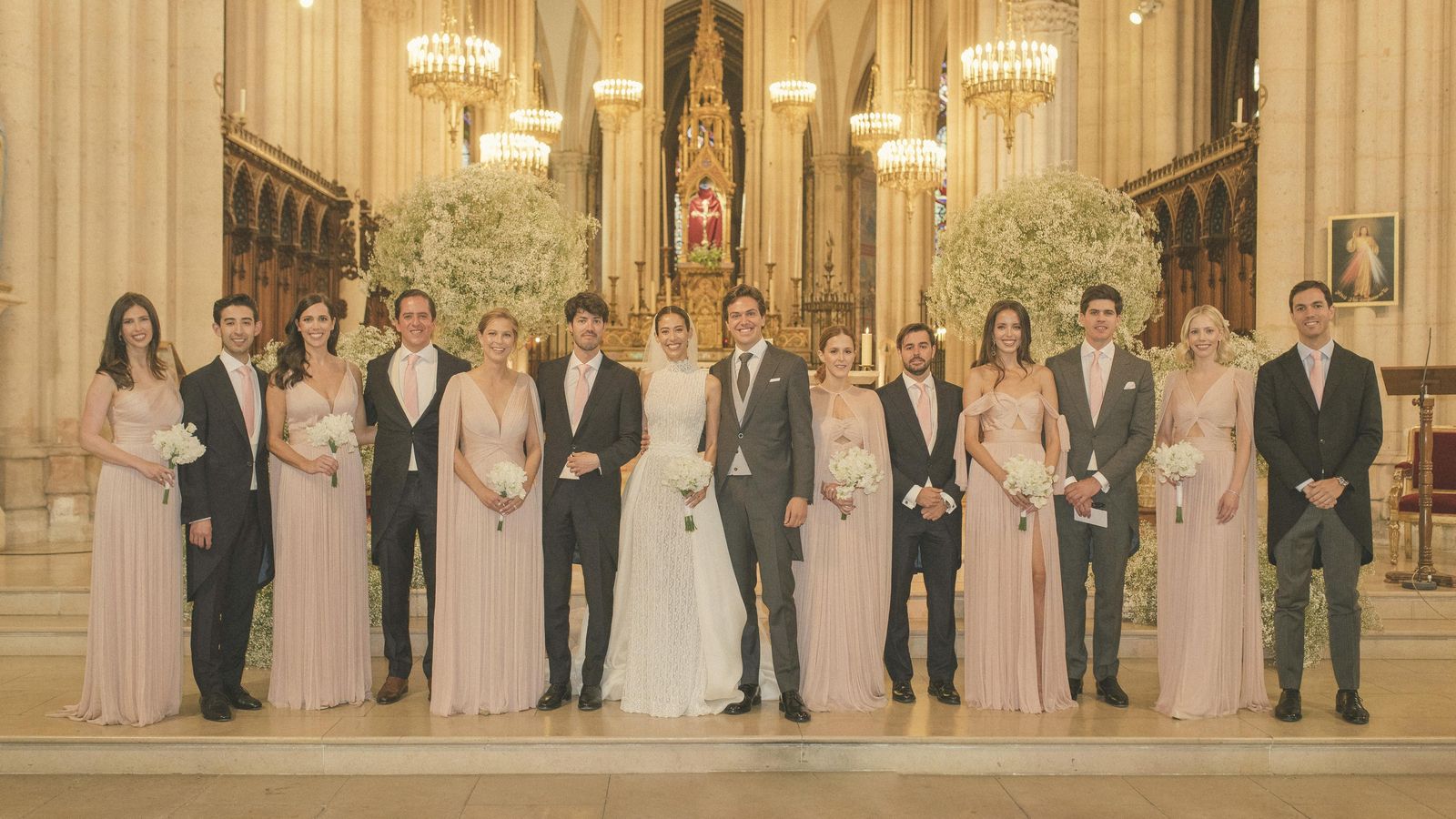 Los novios entre las damas y caballeros de honor del enlace Los novios entre las damas y caballeros de honor del enlace