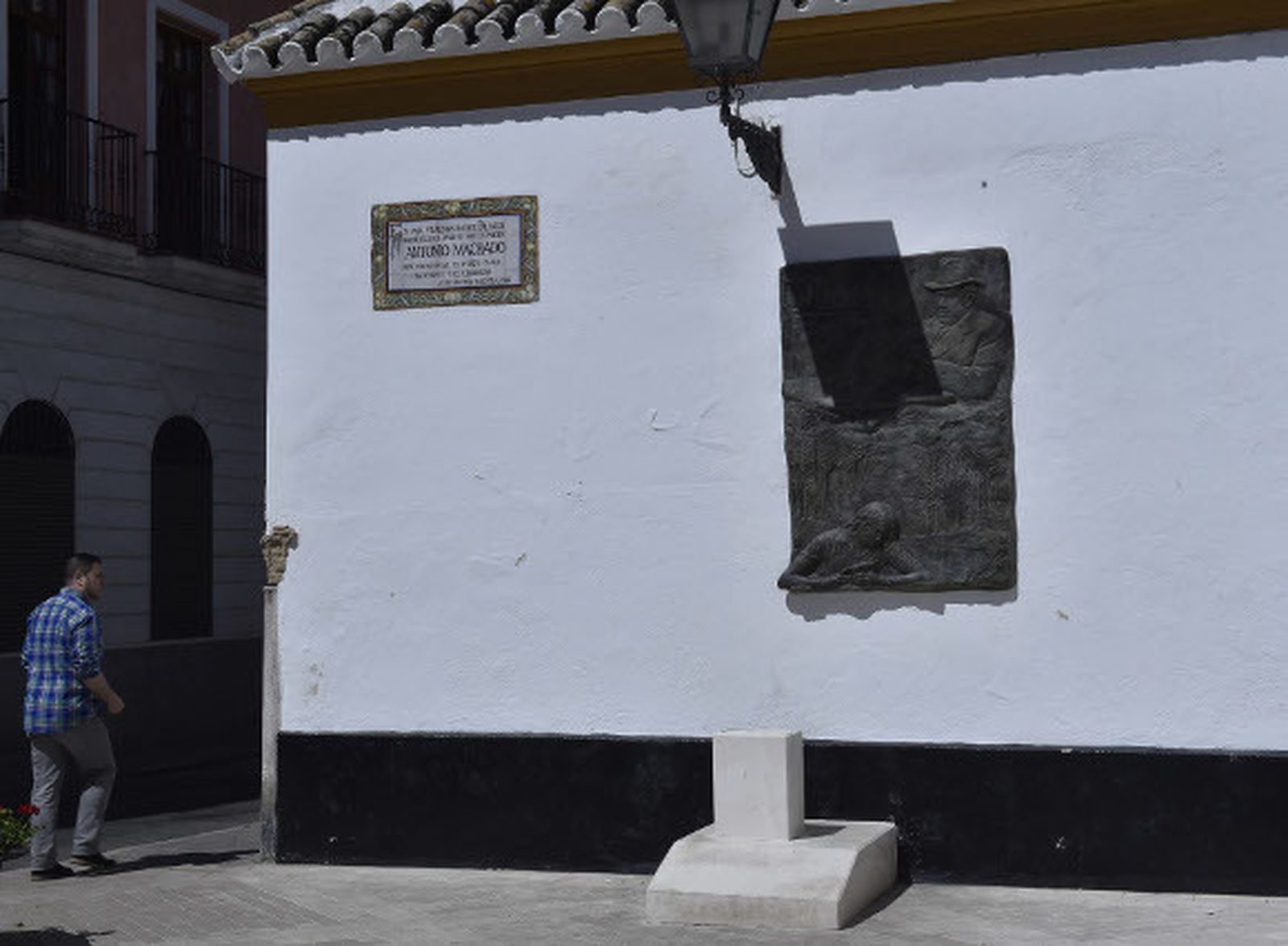 Tiran la estatua del monumento a Antonio Machado