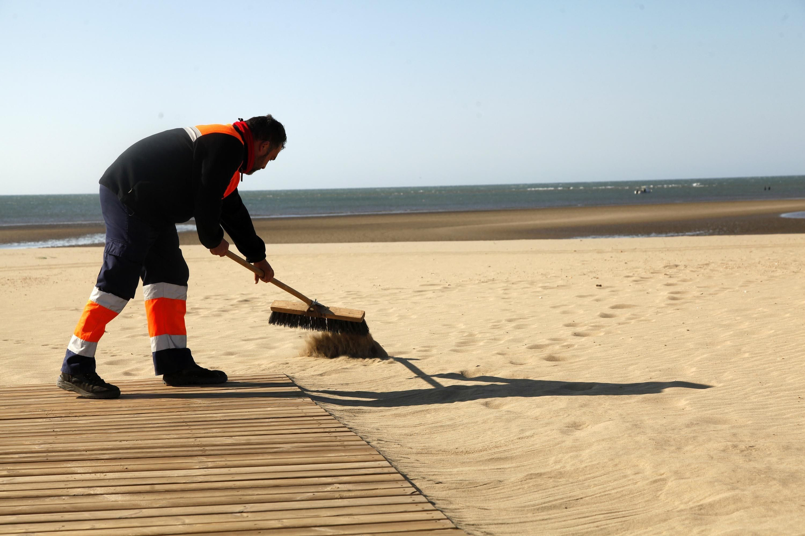 Las playas de la Costa de Huelva se preparan para la Semana Santa