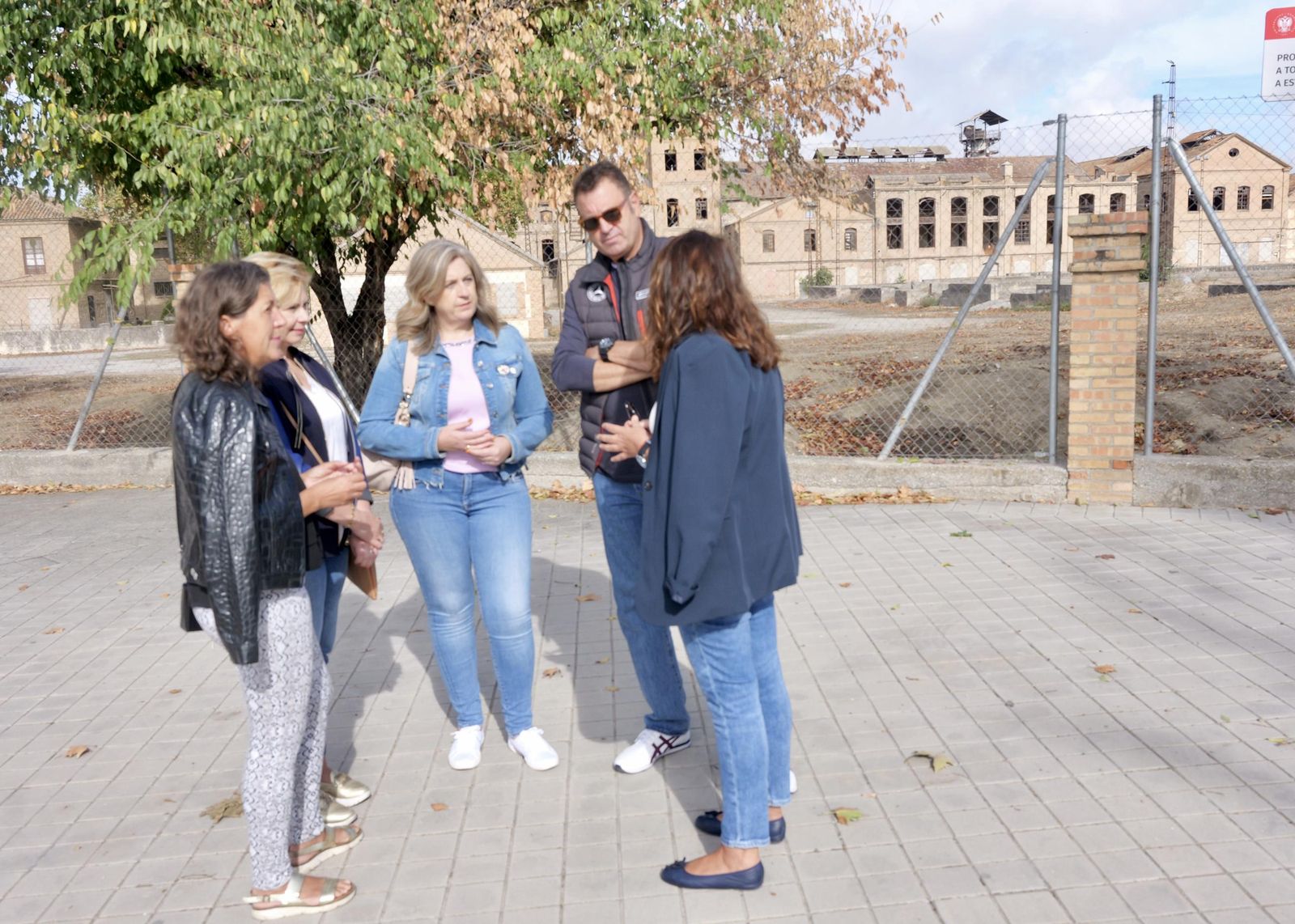 Imagen de la visita de las responsables de Vox al barrio de Bobadilla de Granada