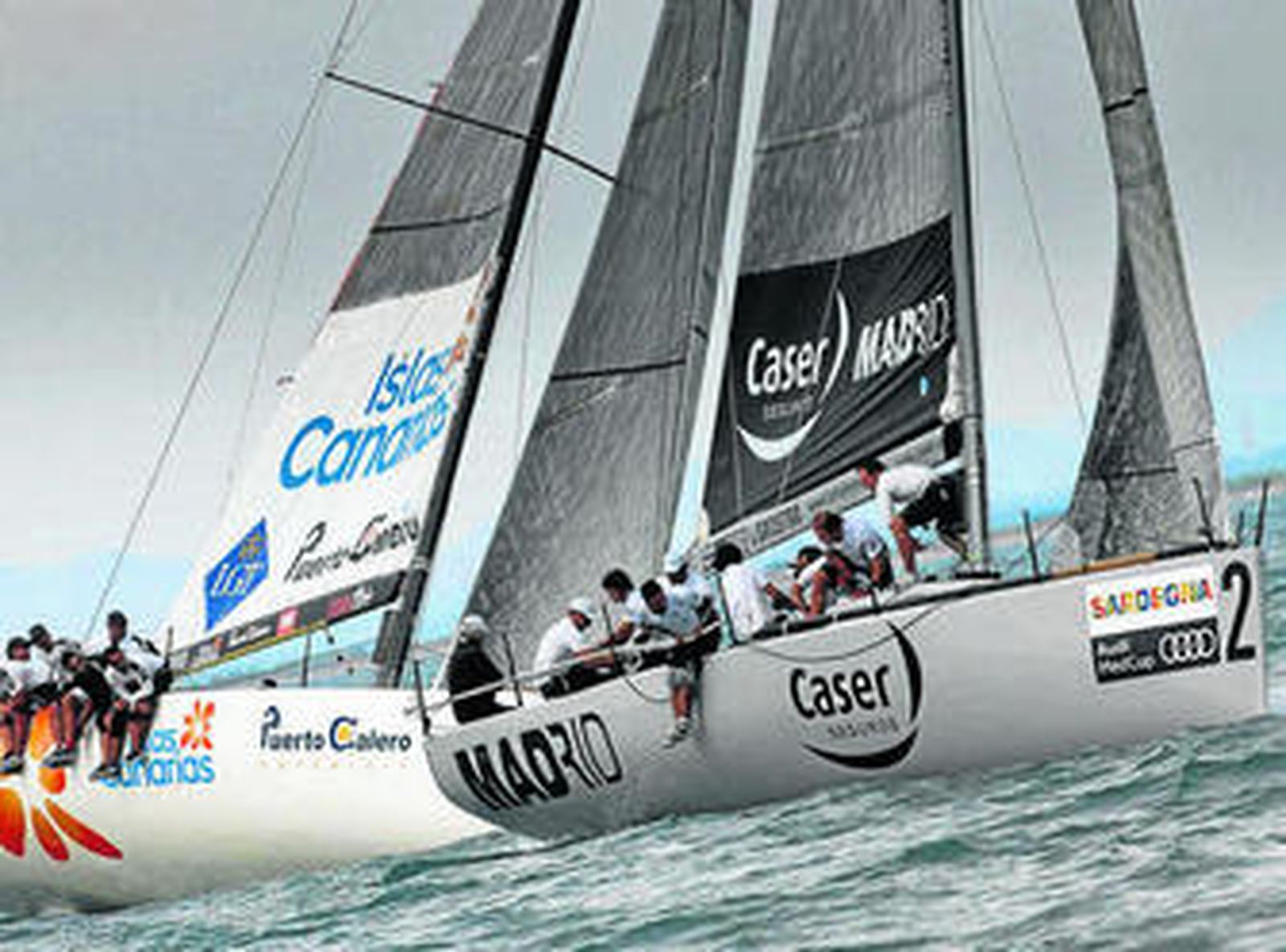 El 'Madrid Caser' navega por delante del 'Puerto Calero' durante una de las jornadas de competición.