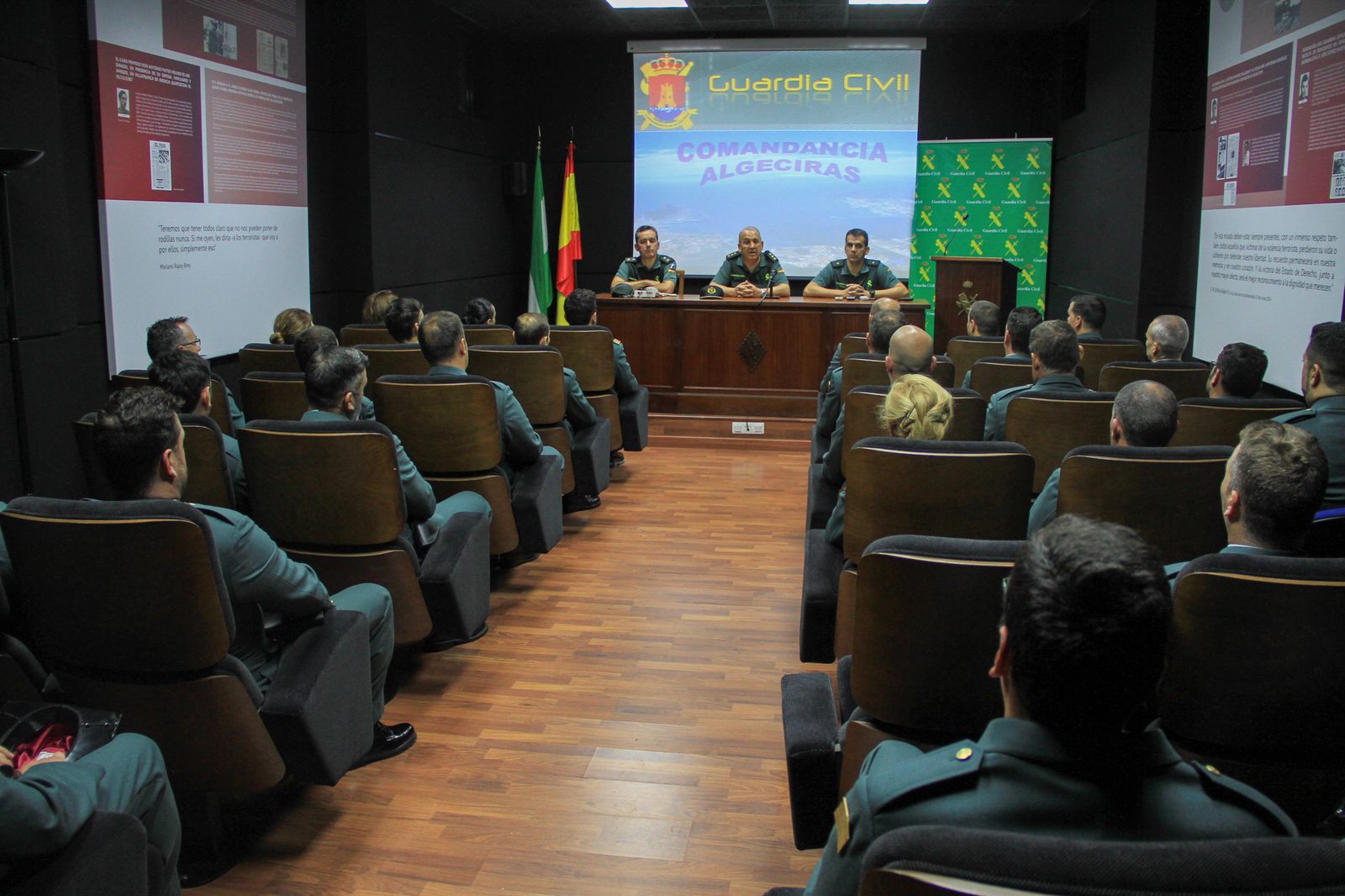 Los mandos de la Comandancia de Algeciras saludan a los nuevos agentes.