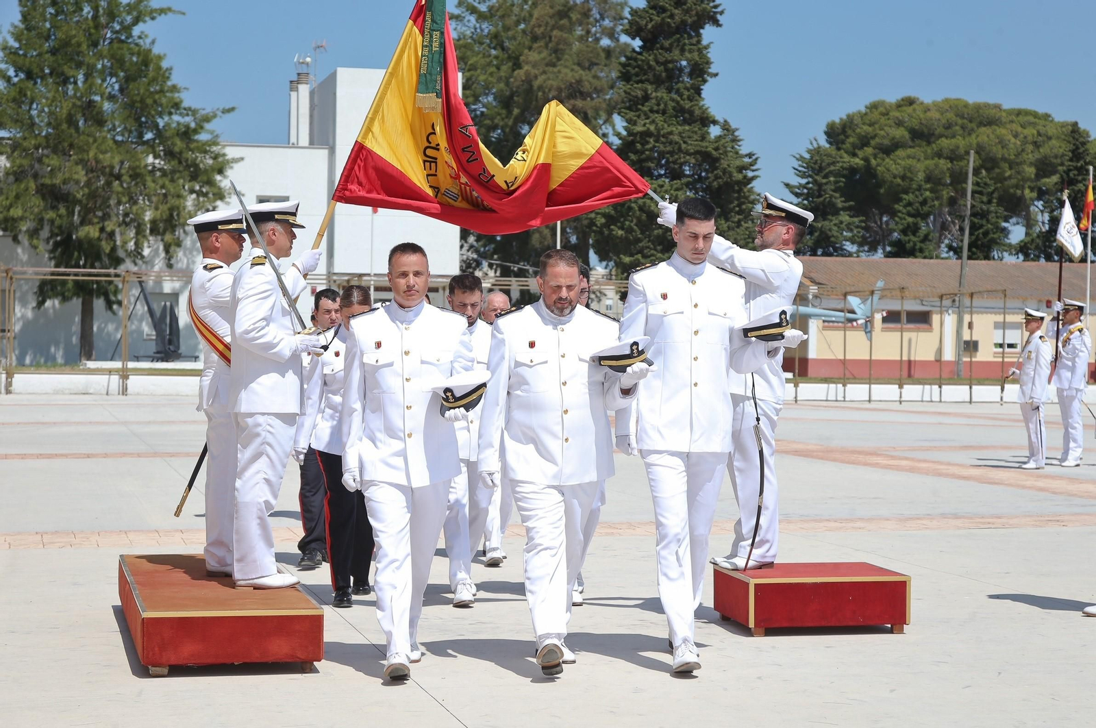 Paso de a tres bajo la bandera de los nuevos reservistas de la categoría de suboficial que han jurado bandera en San Fernando Paso de a tres bajo la bandera de los nuevos reservistas de la categoría de suboficial que han jurado bandera en San Fernando