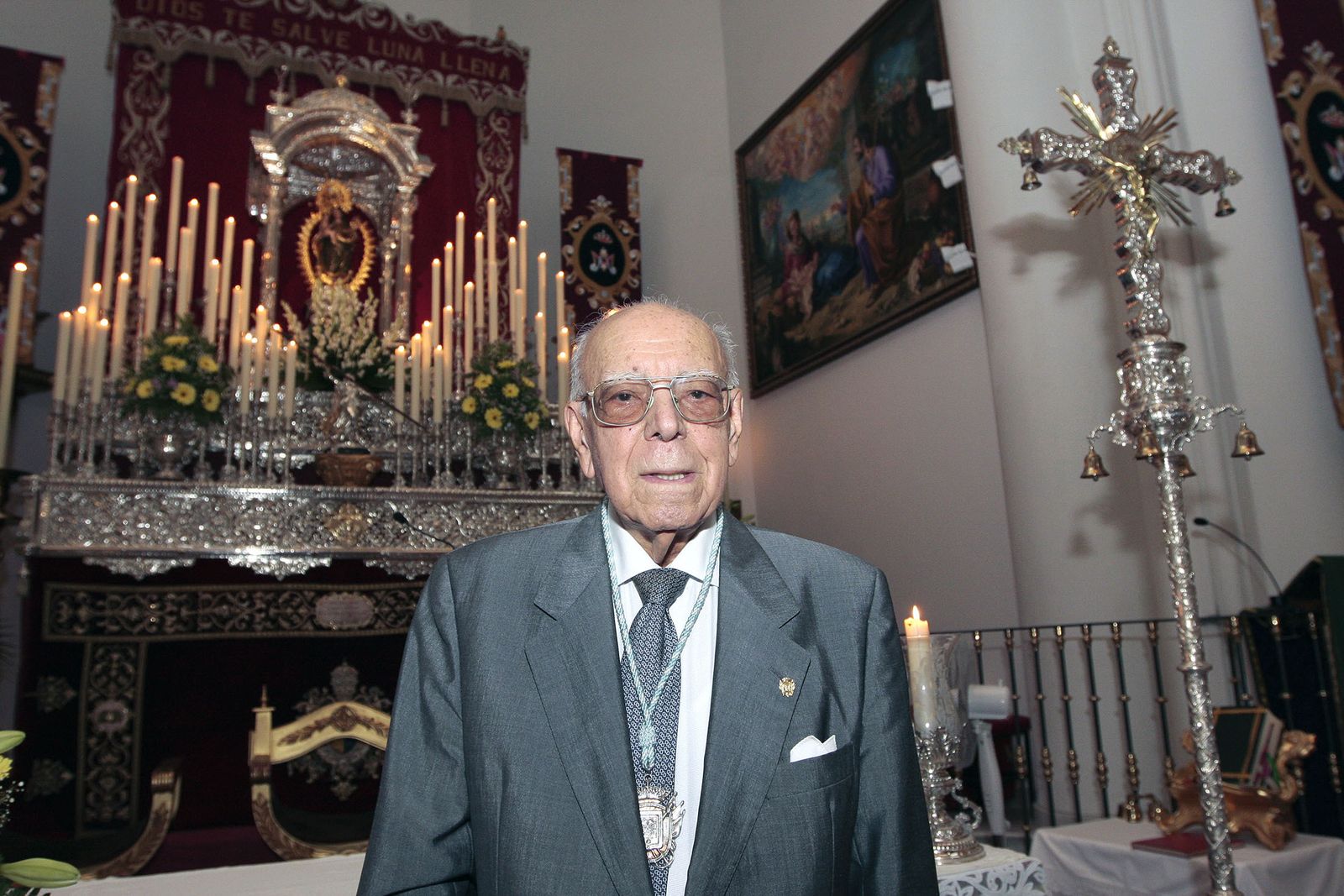 Manuel Silván junto a la Virgen de la Cinta de la que era profundamente devoto.