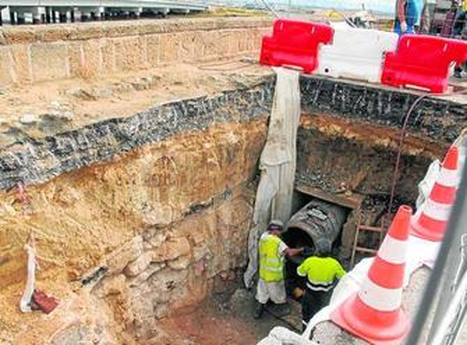 Operarios, ayer, trabajando en la reparación de la red en el Puente Zuazo.