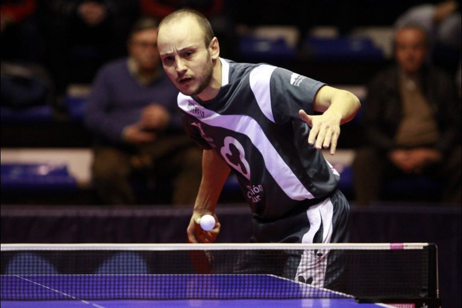 Carlos Machado se dispone a devolver una bola.