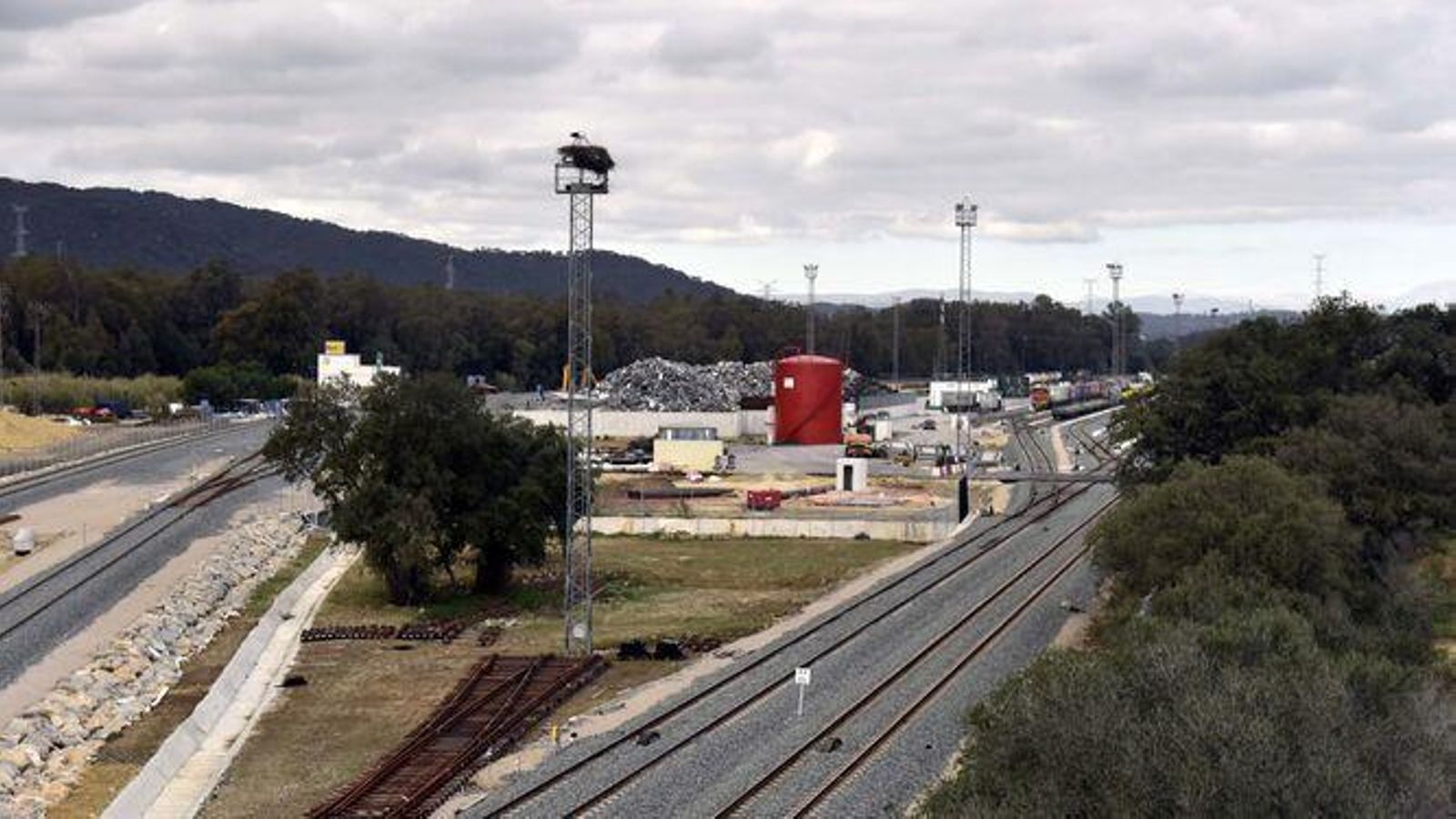 Vías a su paso por la Estación de San Roque