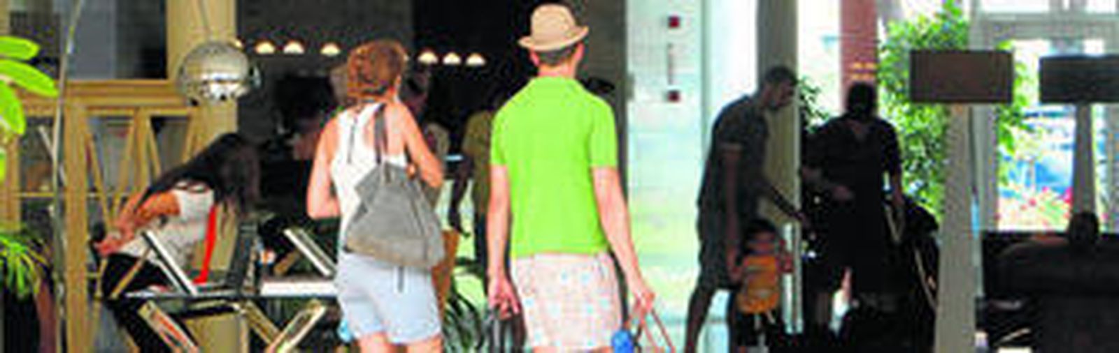 Turistas entran en uno de los hoteles del Novo en una imagen de archivo.