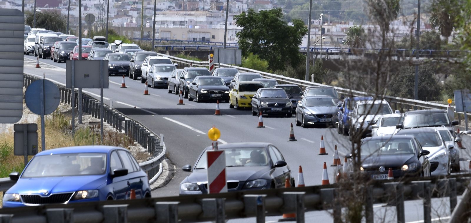 Tráfico intenso de vehículos en una salida de la autovía A-66.