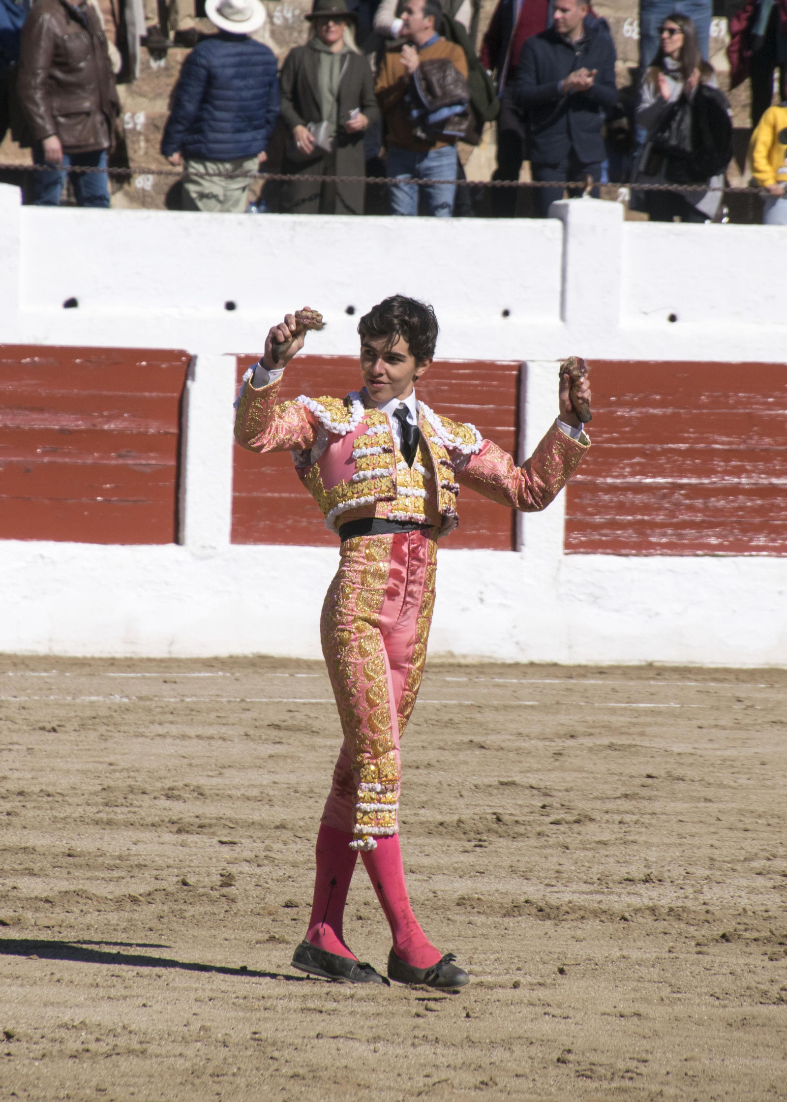 El triunfo del novillero Manuel Román en Linares, en imágenes