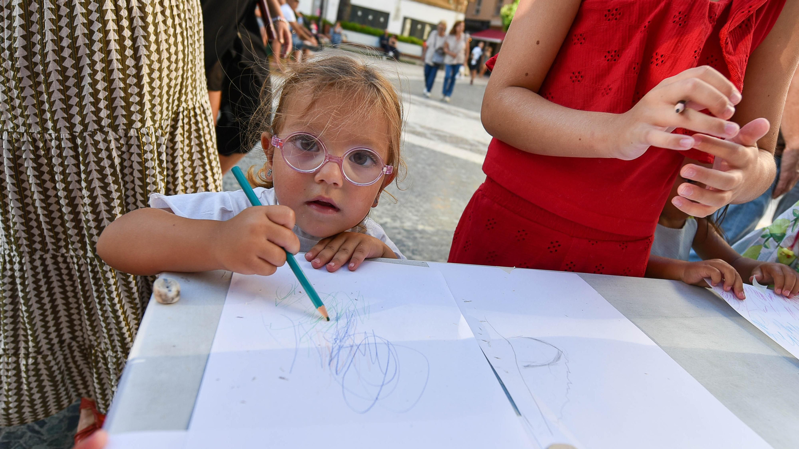 Las fotos del taller de dibujo para niños de la noche en blanco de La Línea