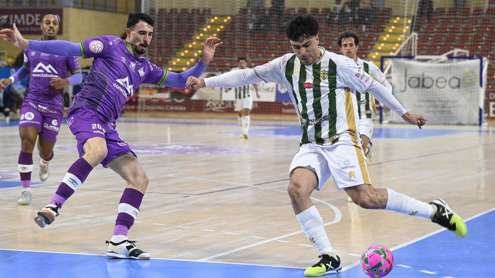 Nicolás intenta esquivar la presencia de Deivao.