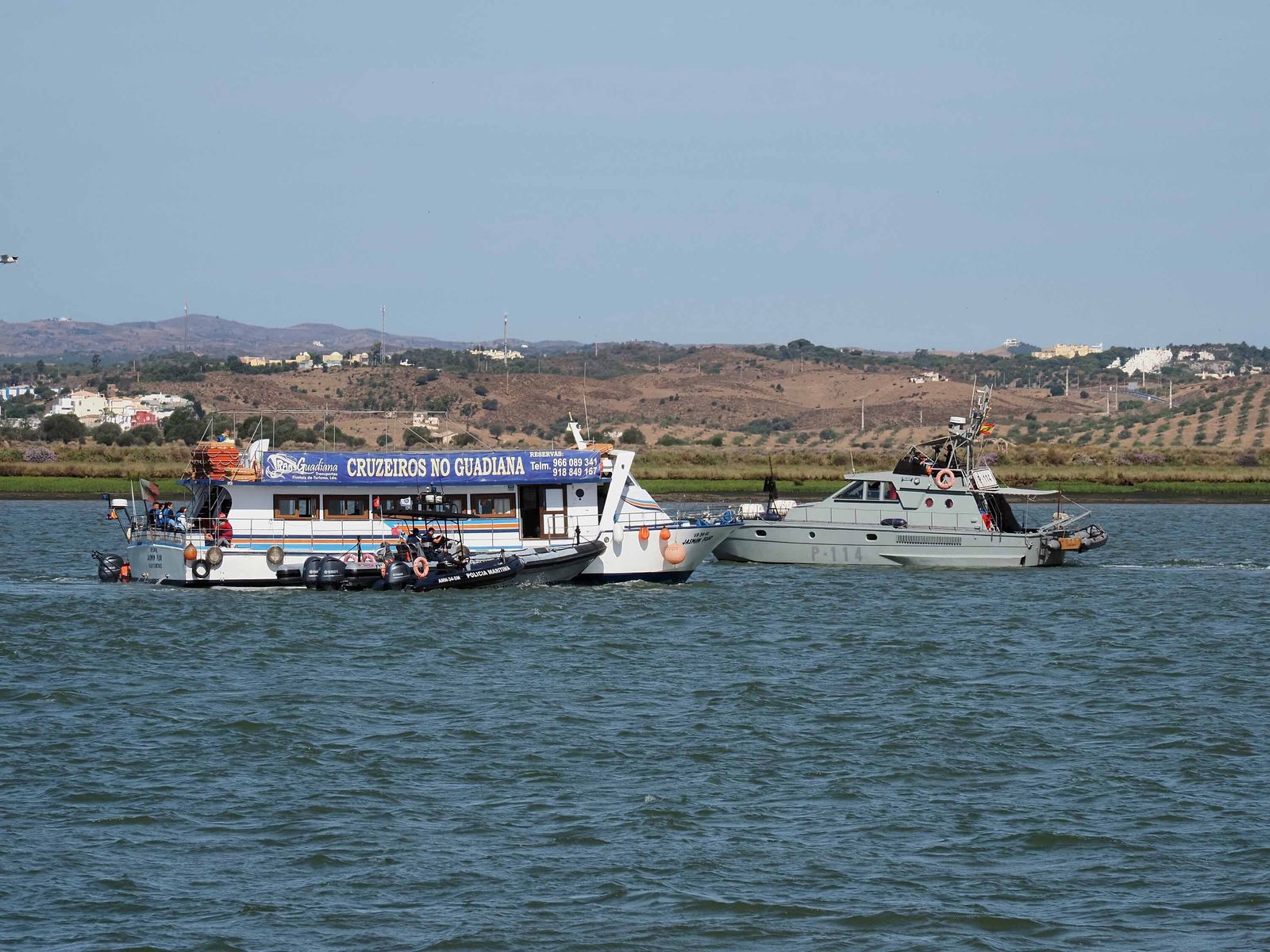 Las mejores imágenes del choque entre un ferry y un pesquero en medio del Guadiana