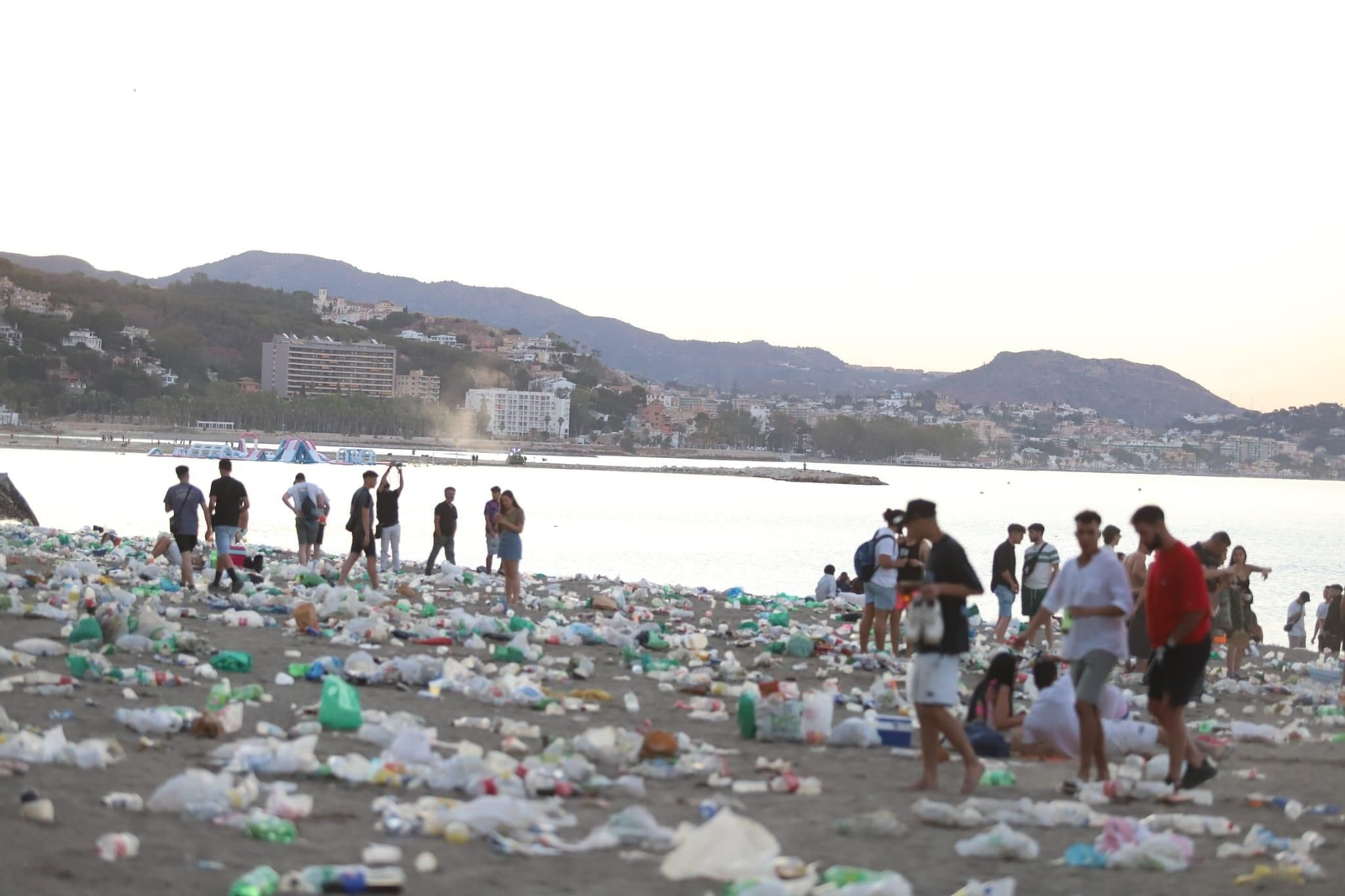La Malagueta, llena de basura tras la noche de San Juan, en fotos