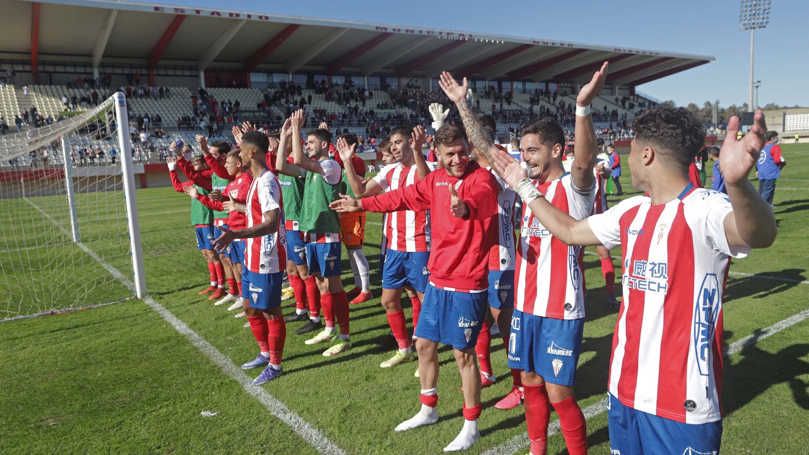 Los algeciristas celebran con su público la última victoria.