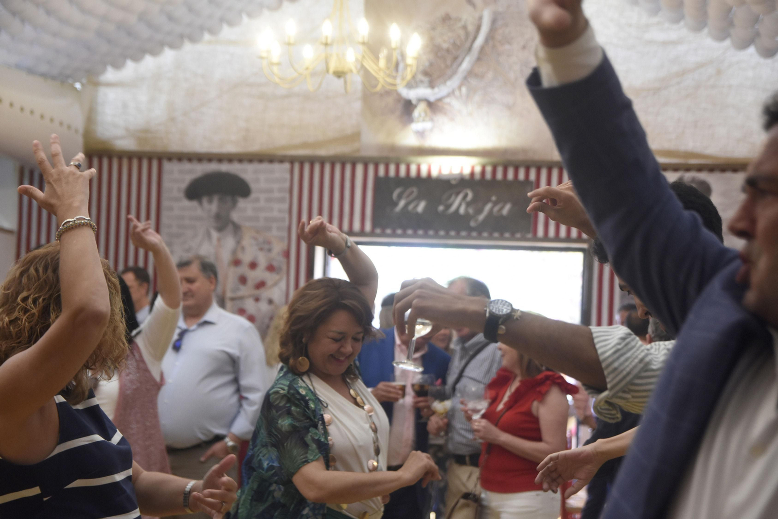 Varias personas bailan en el interior de una caseta de la Feria de 2019. Varias personas bailan en el interior de una caseta de la Feria de 2019.