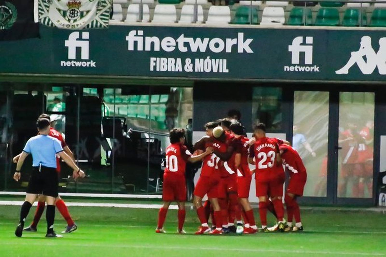 Los jugadores sevillistas celebran el gol de Nacho Quintana en la ciudad deportiva Luis del Sol.