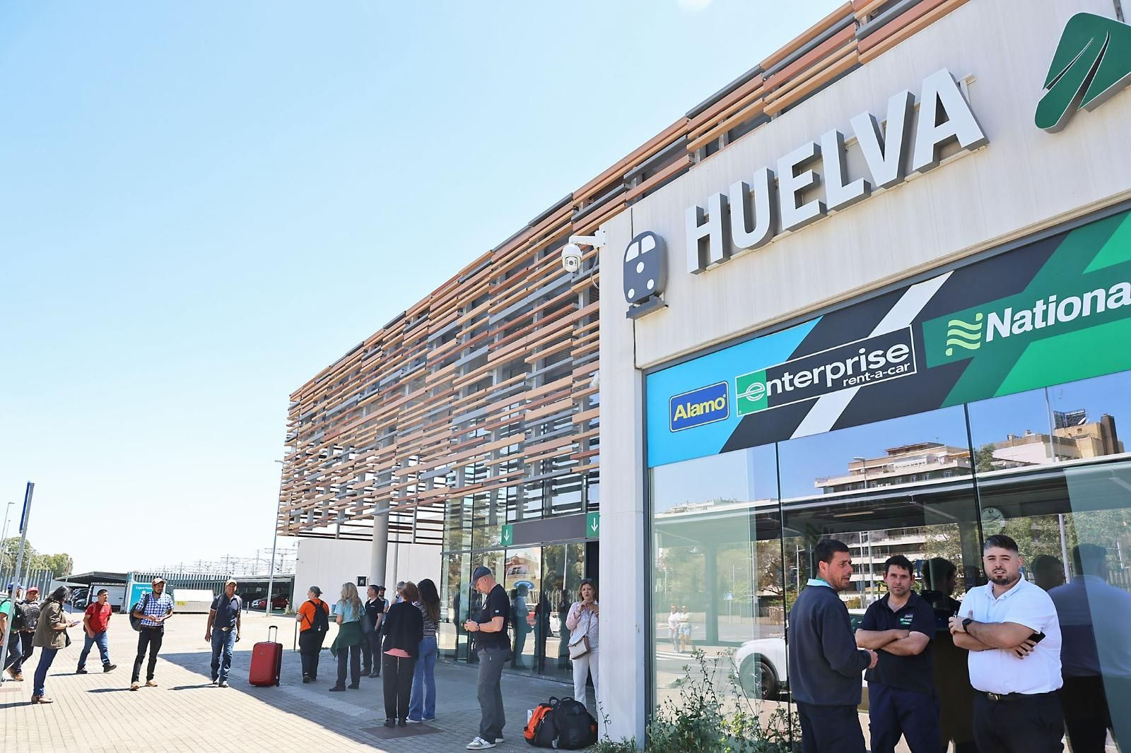 Estación de trenes de Huelva desalojada durante el apagón de este lunes.