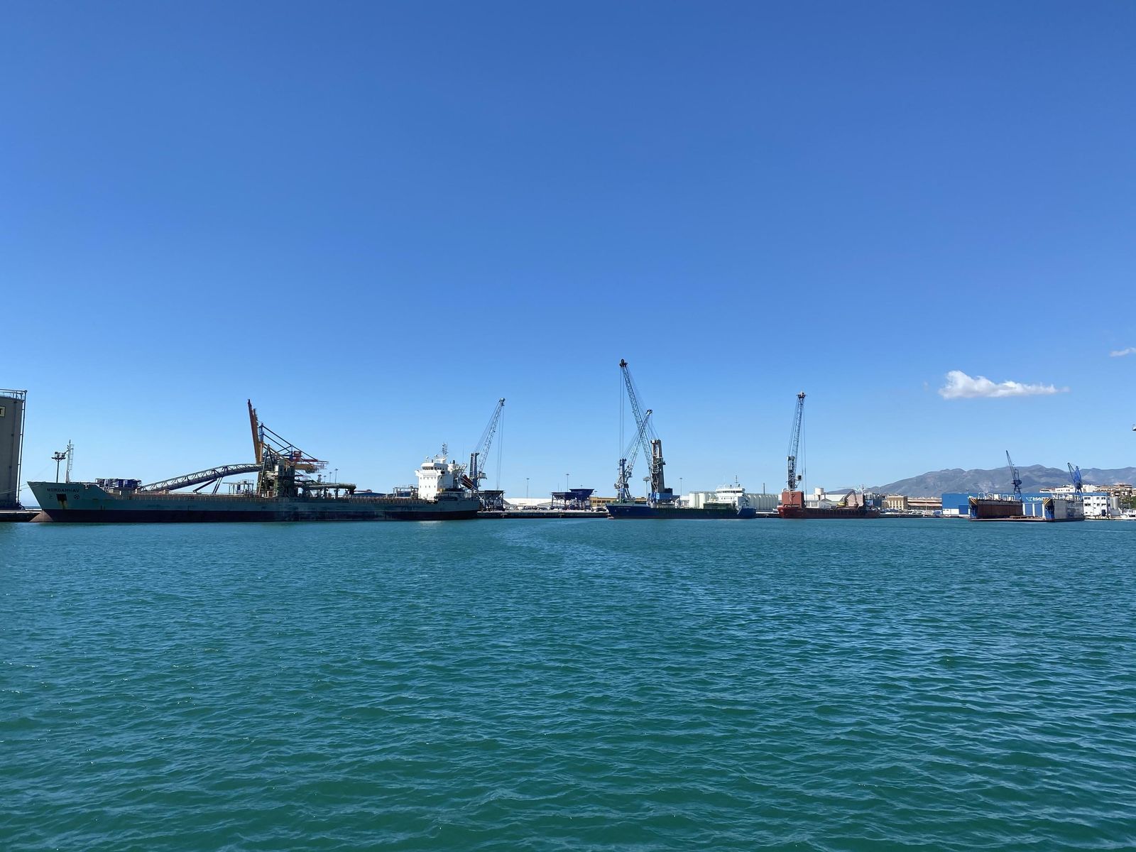 Tres buques cargando ayer en el muelle número seis.