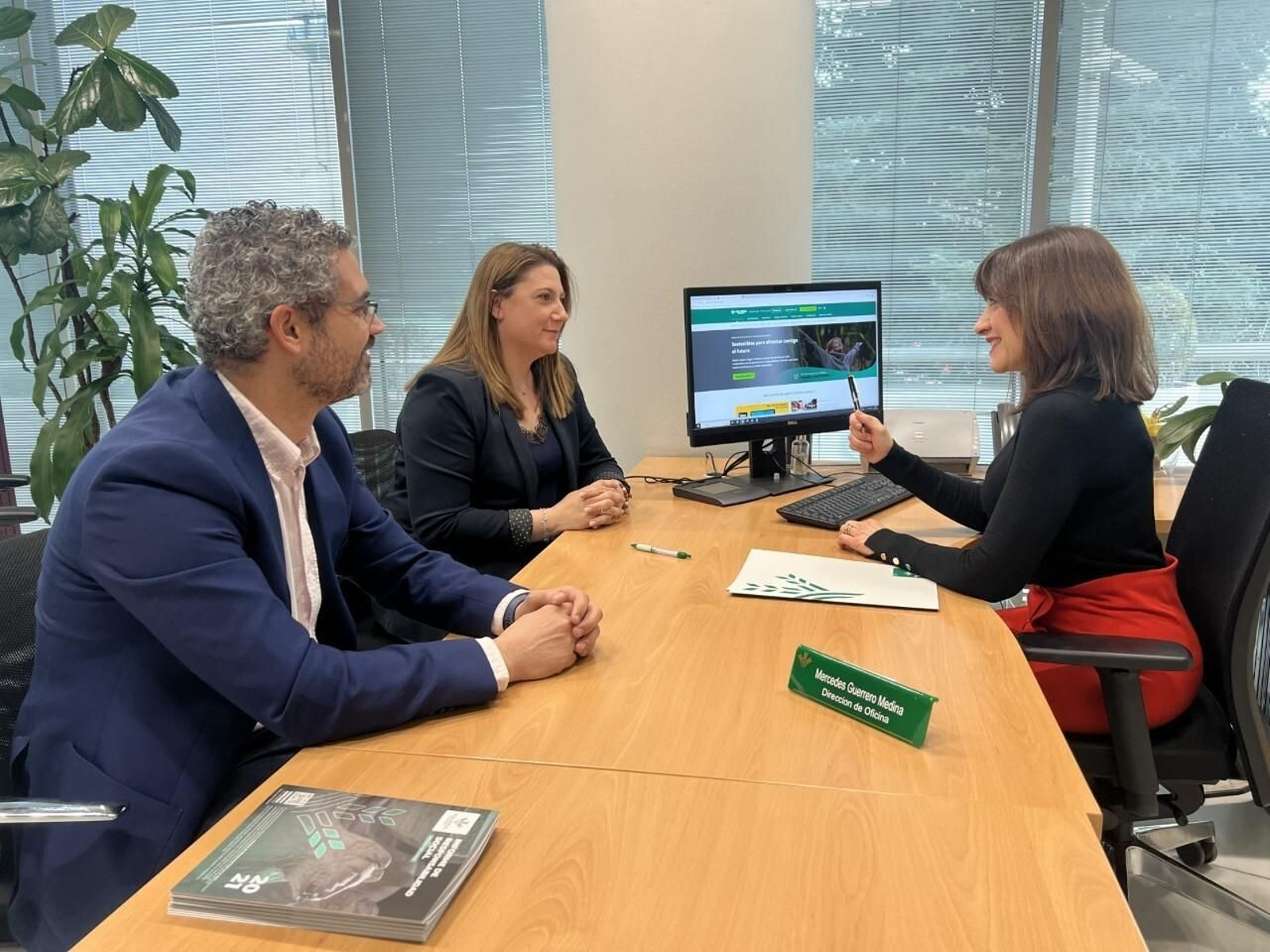 Los clientes de Caja Rural Granada puntúan con un 9,6 la atención recibida en oficinas