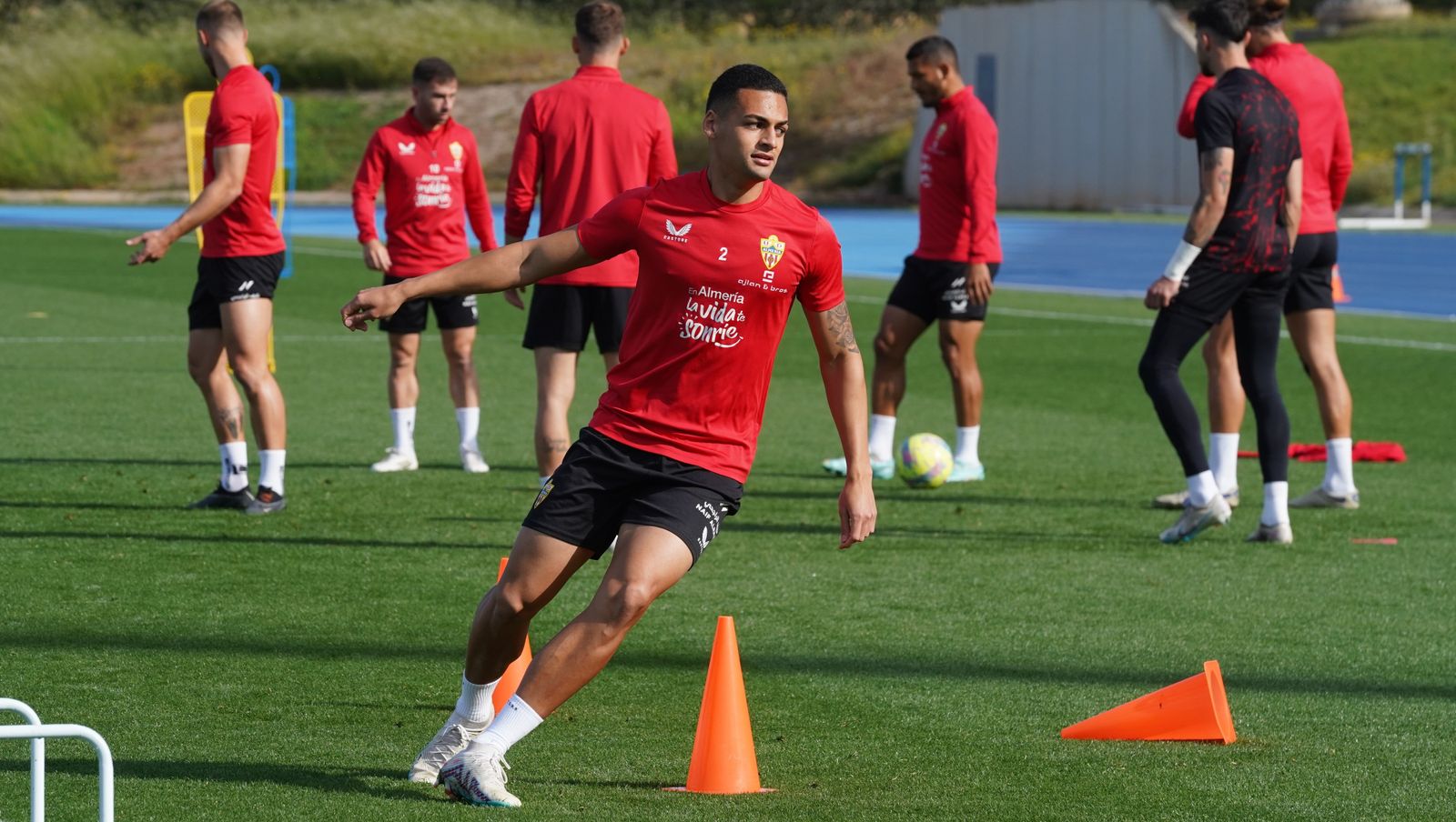 El zaguero brasileño realiza un circuito de agilidad en el Anexo