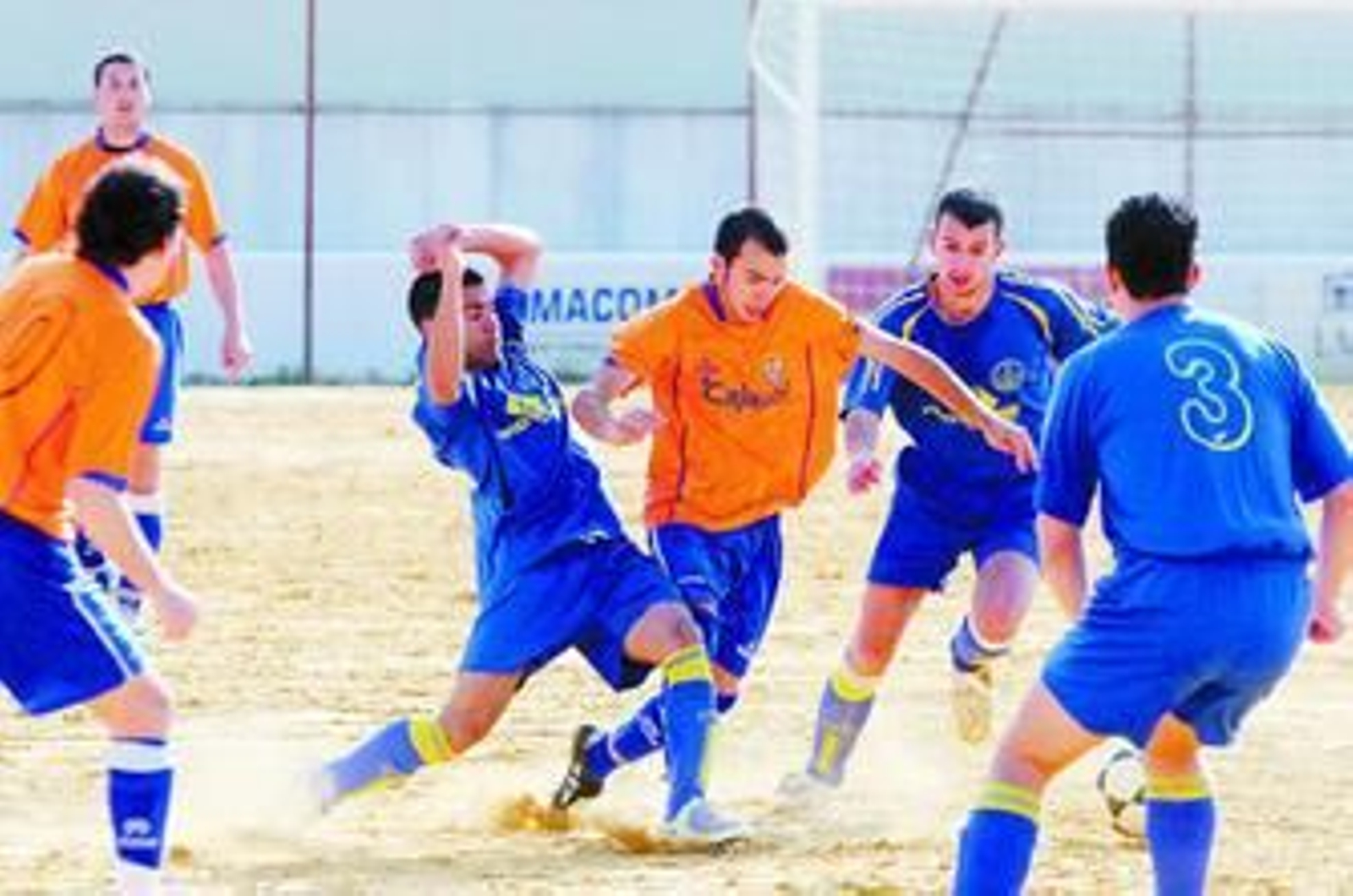 El mal estado del terreno, como se aprecia en la imagen, sigue siendo el caballo de batalla del Mazagón.