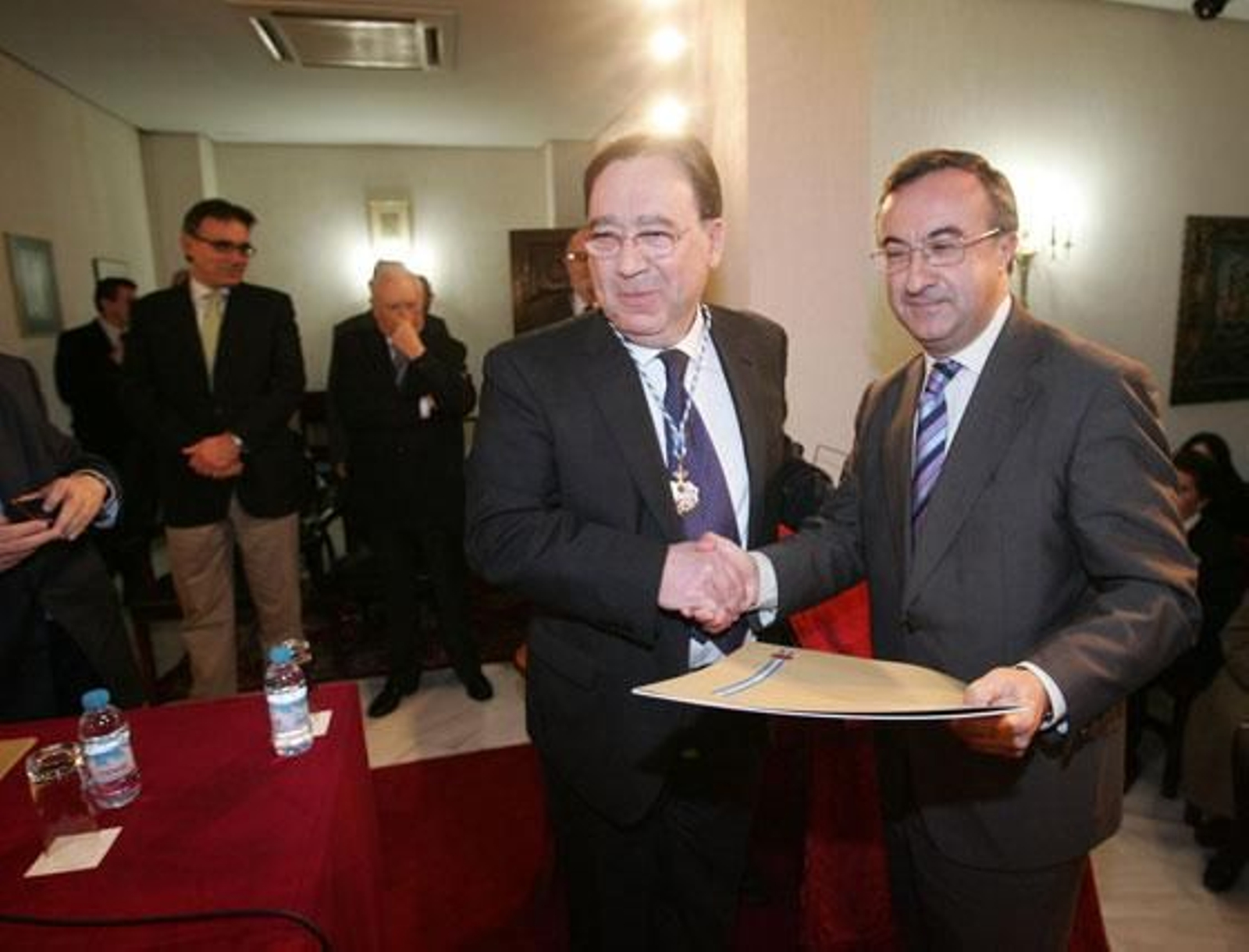 La Academia San Dionisio entrega sus distinciones 'Amigos de la Academia' a l teniente hermano mayor de La Defensión, Francisco Cómez Mori;  el profesor jubilado Antonio Sanz Zamorano, a los que se unen, “por su especial colaboración con la Corporación”, las periodistas de Diario de Jerez Pilar Nieto Reguera y Arantxa Cala Hurtado, el jefe de Protocolo de Cajasol, José Soto Ríos, y el coro de capilla ‘San Pedro Nolasco’. Los reconocimientos fueron entregados por el presidente de la Academia, Joaquín Ortiz Tardío por su apoyo a la Real Corporación

Foto: Pascual