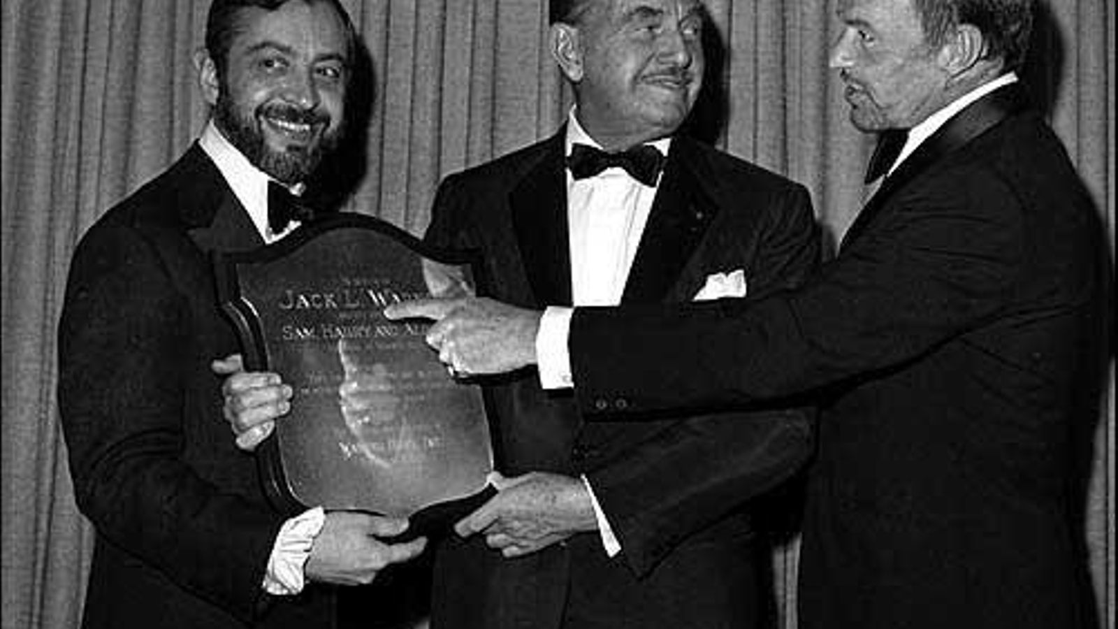 Ted ashley con otros ejecutivos de la compañía.