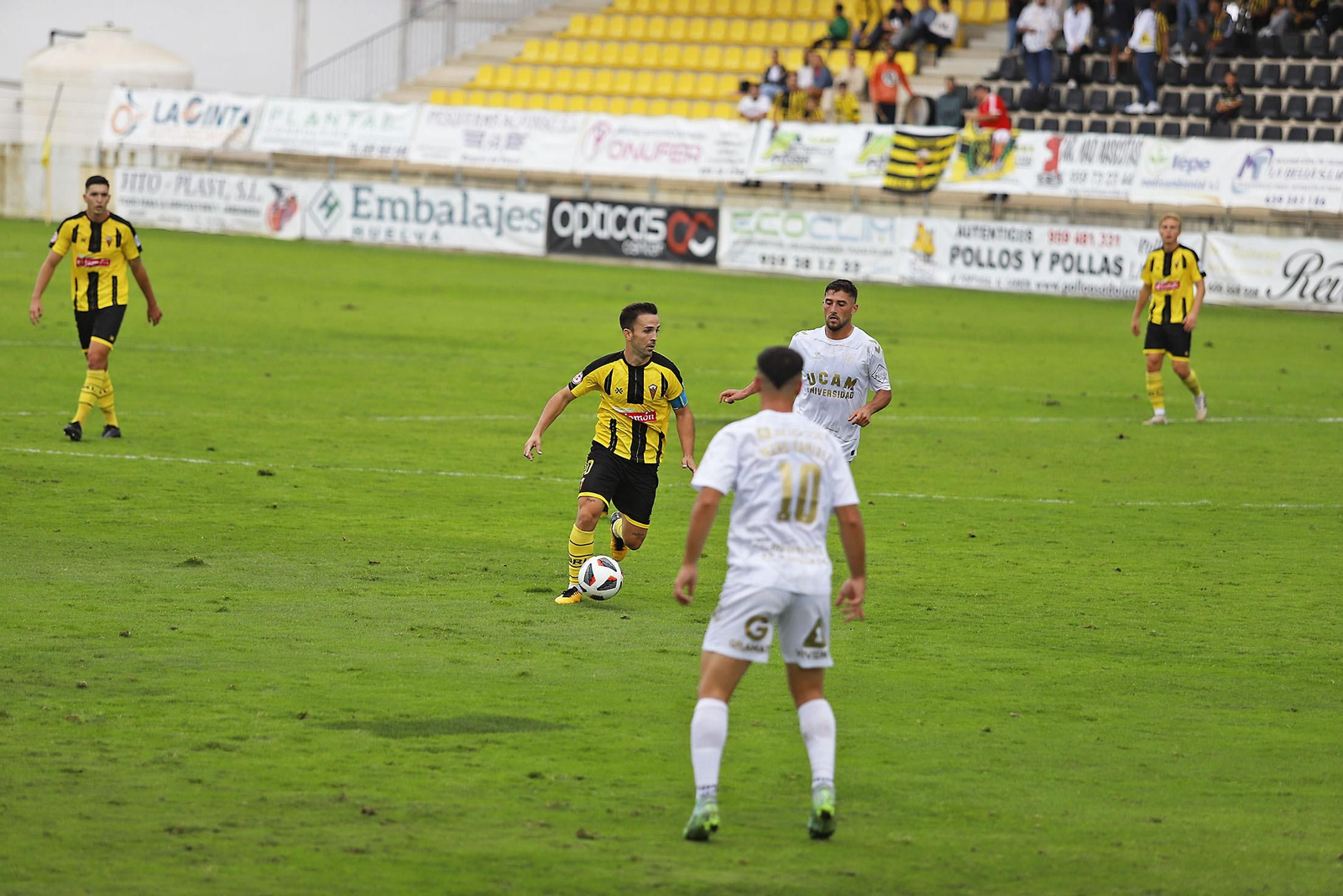 Imágenes del encuentro entre el San Roque de Lepe y UCAM Murcia
