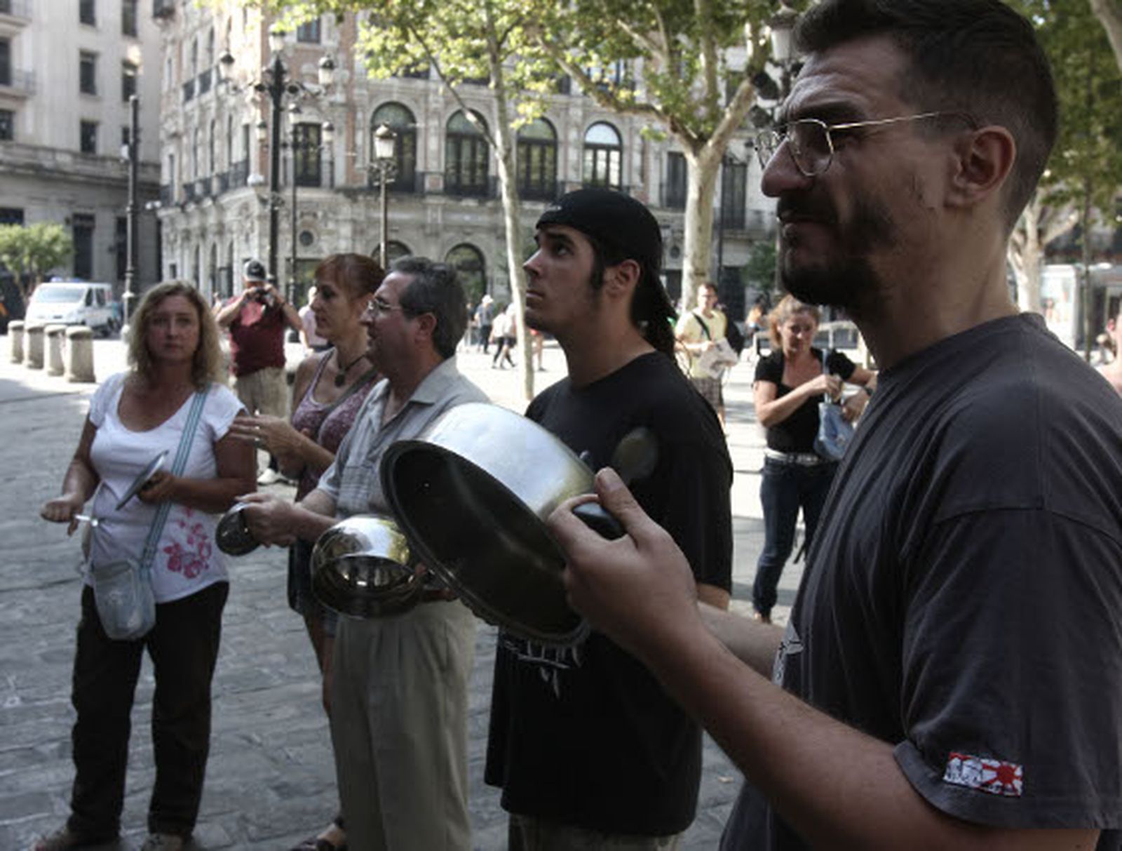 La corrala 'La Alegría' celebra una cacerolada a las puertas del Ayuntamiento