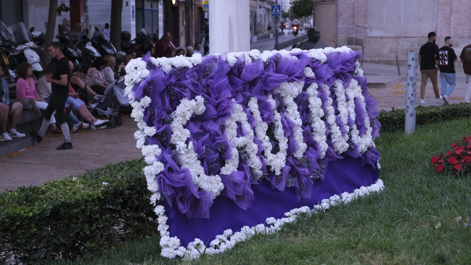 Composición floral con el nombre del Medinaceli.