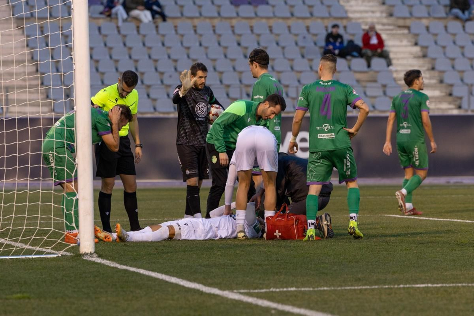 La emoción del triunfo in extremis del Real Jaén ante el Atlético Mancha Real, en imágenes