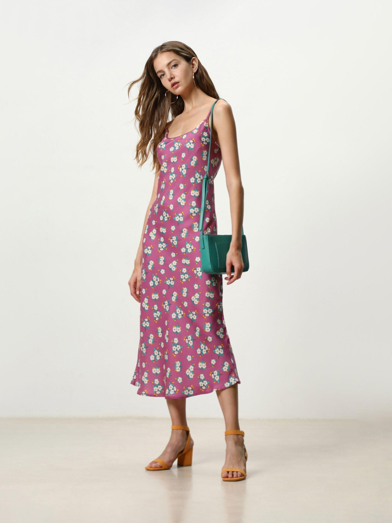 Vestido midi de flores de Lefties.