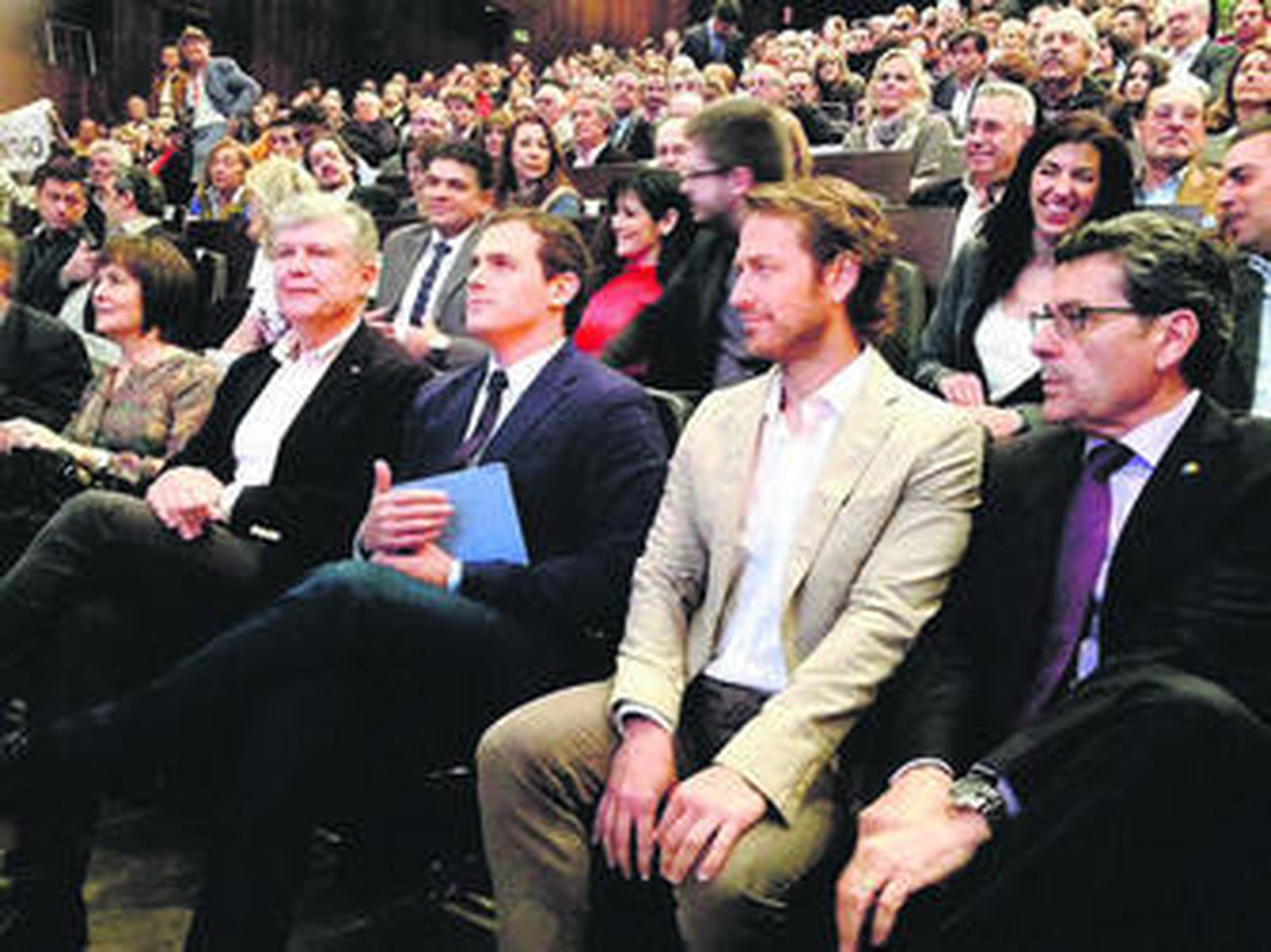 Albert Rivera, en el centro de la imagen, junto a los participantes en el acto celebrado ayer en Málaga.