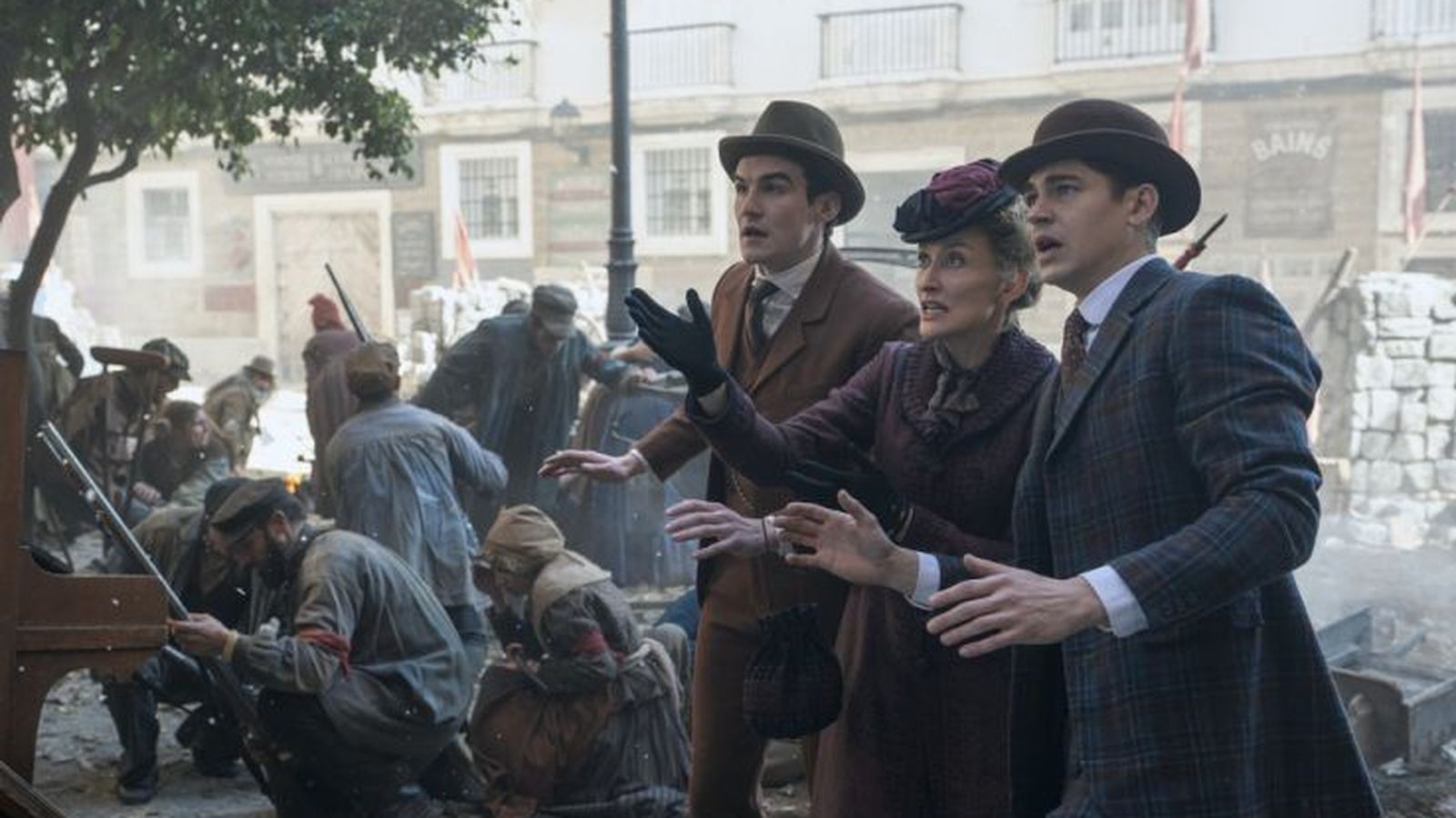 Dónal Finn, Natascha McElhone y Hero Fiennes Tiffin, en otra de las gaditanas imágenes de 'Young Sherlock'.