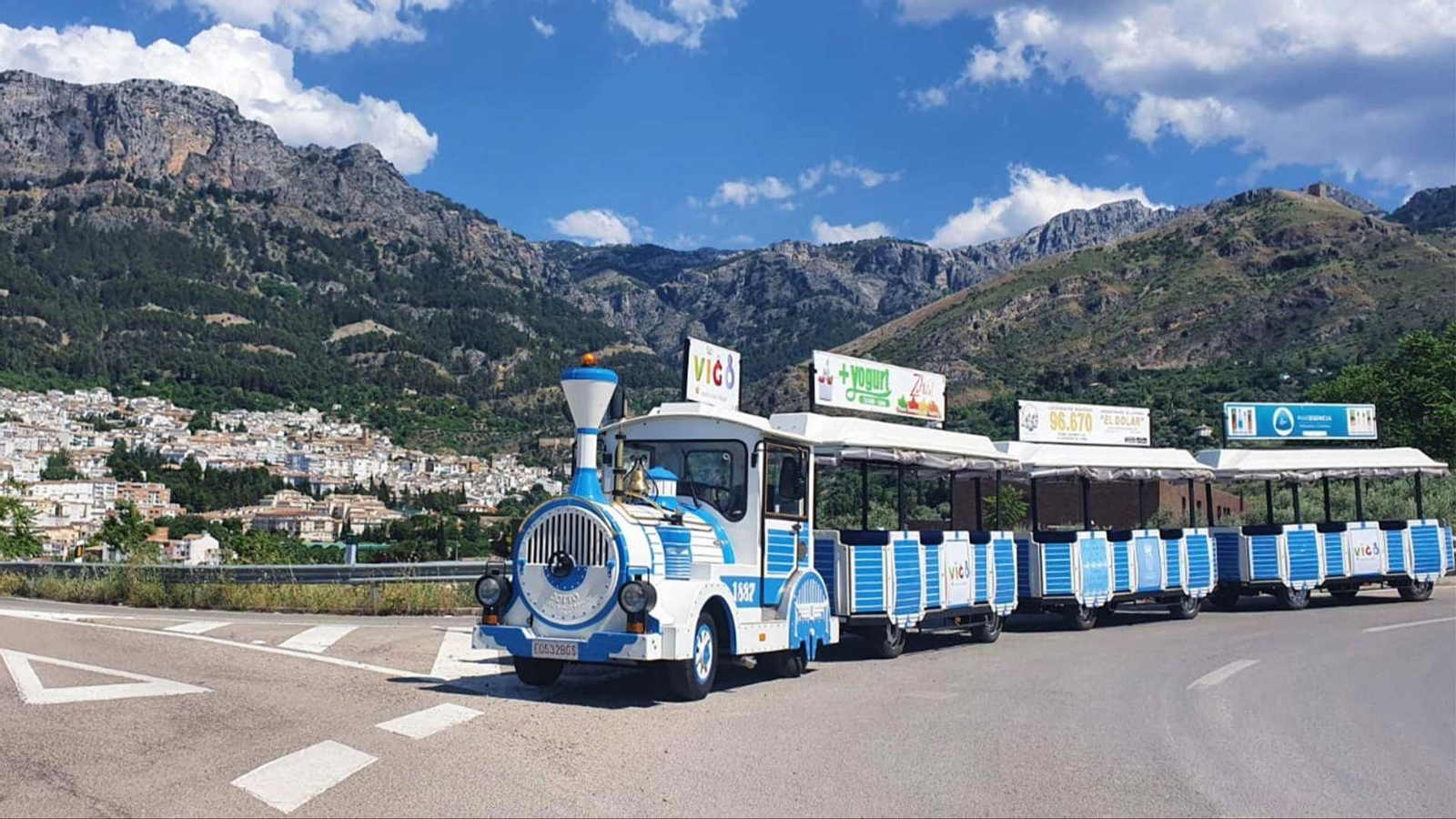 Descubre el patrimonio y la naturaleza de Cazorla con su tren turístico y los varios recorridos que ofrece para conocerla a fondo.