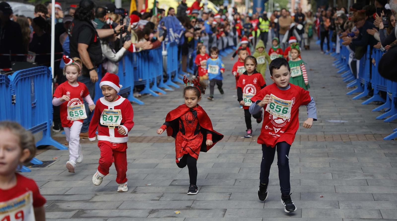 Pequeños participantes de la XI Carrera Solidaria de Navidad de Algeciras.
