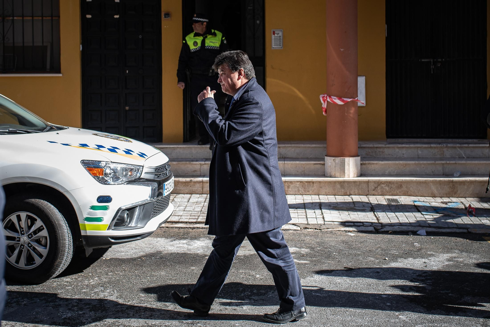 Imágenes de la dramática mañana de tensión que se ha vivido en Isla Chica tras el incendio en una vivienda