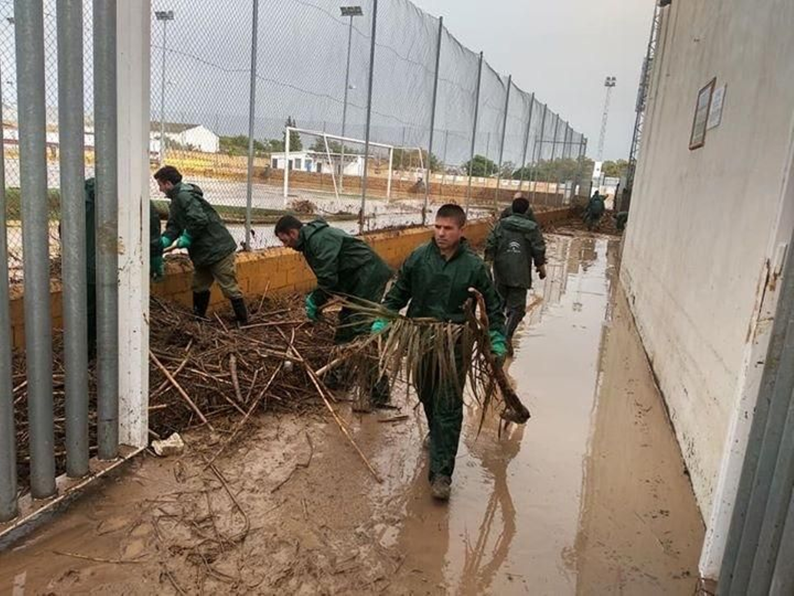 Miembros del Infoca durante las labores de limpieza en El Rubio.