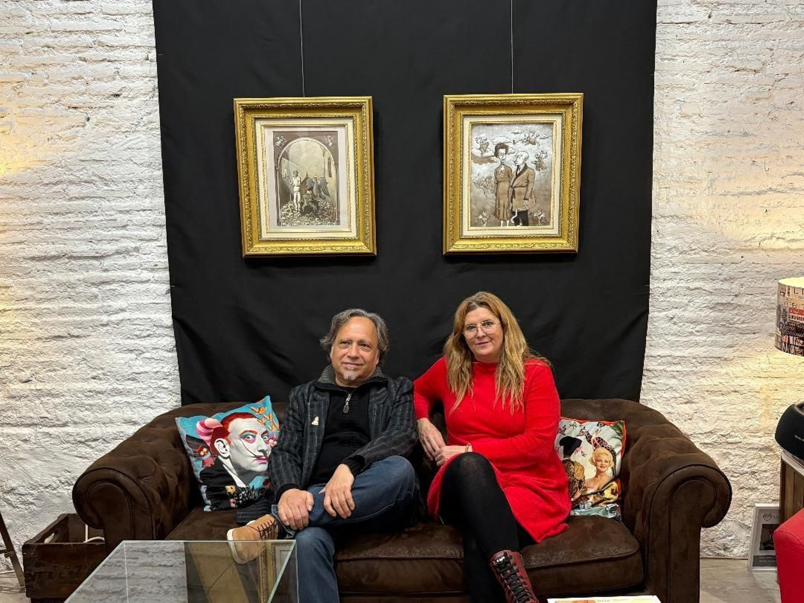 El artista Ricardo Olivera ‘Fritz’ con la galerista Olga Tey, en Omorfia Art Galery.