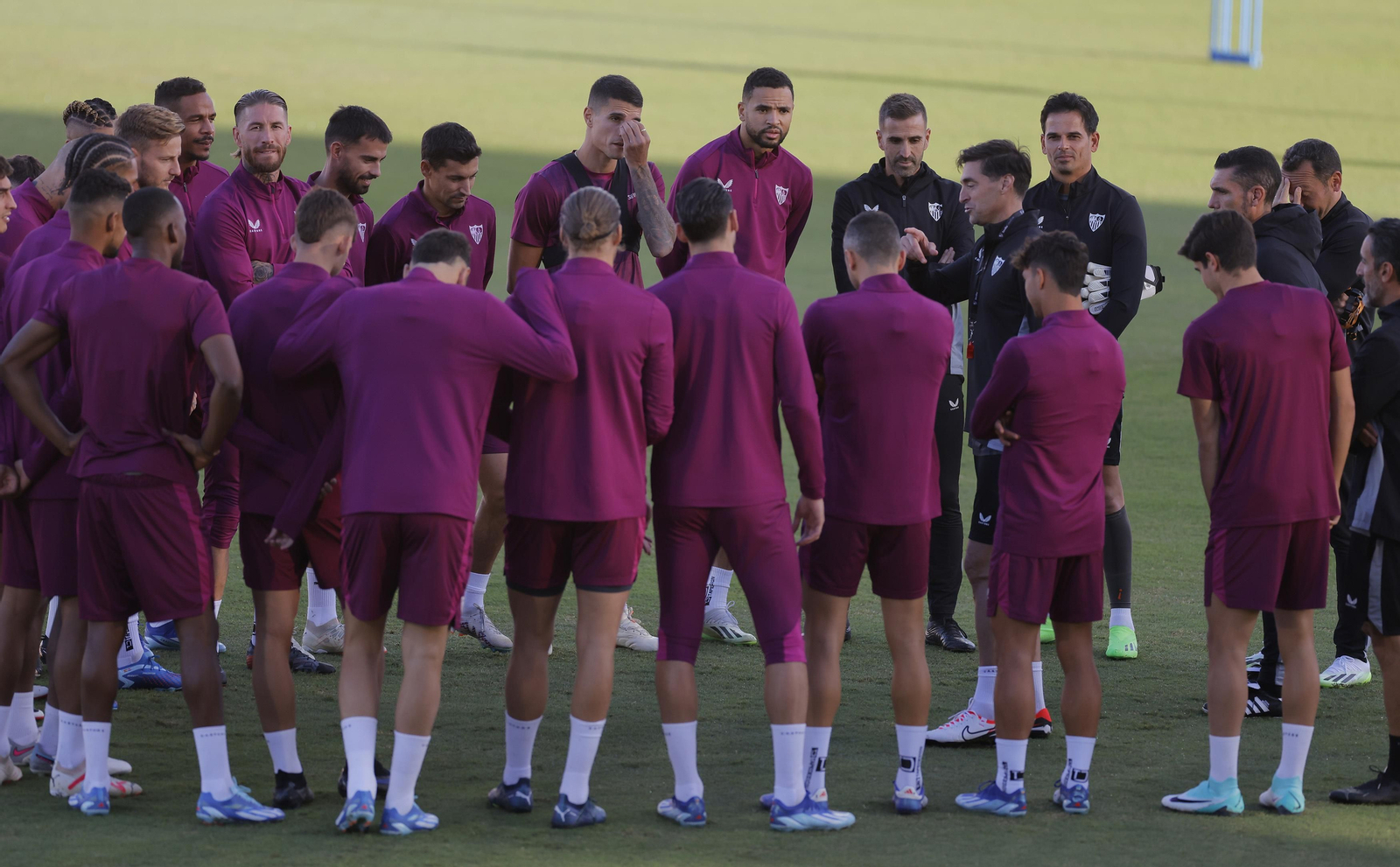 Diego Alonso se dirige al grupo en el entrenamiento de este lunes.