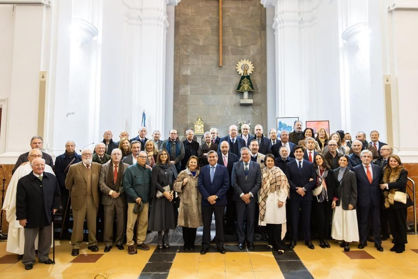 Los antiguos alumnos de San Felipe Neri, tras finalizar la misa oficiada en la capilla del colegio por el padre José Antonio Barbudo, entre ellos, Antonio Rosado, Enrique Huguet, José Luis Suárez, Moncho Pérez, Carmen de Lara, Manolo Cotorruelo, Fernando Lepiani, Marichu Morell, Javier Montalbo, José Luis Gil y Juan Expósito.