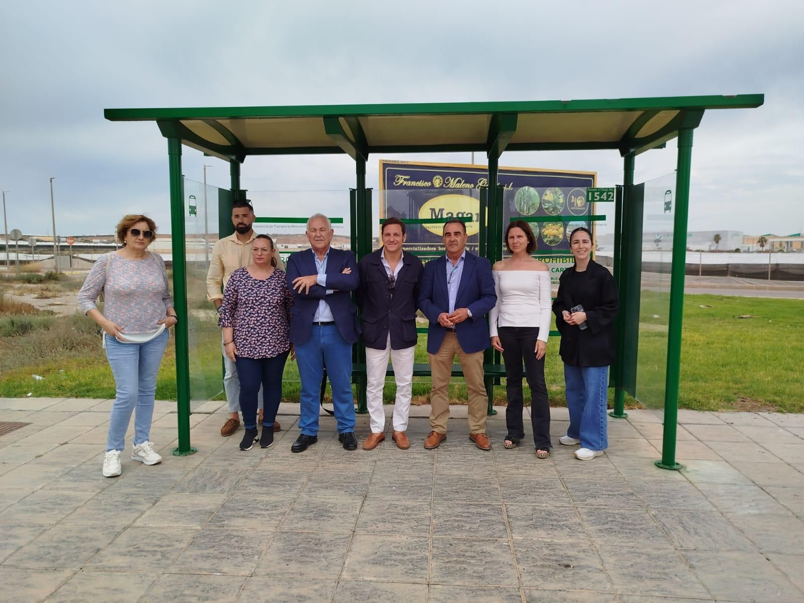 Visita a las renovadas marquesinas de La Mojonera.